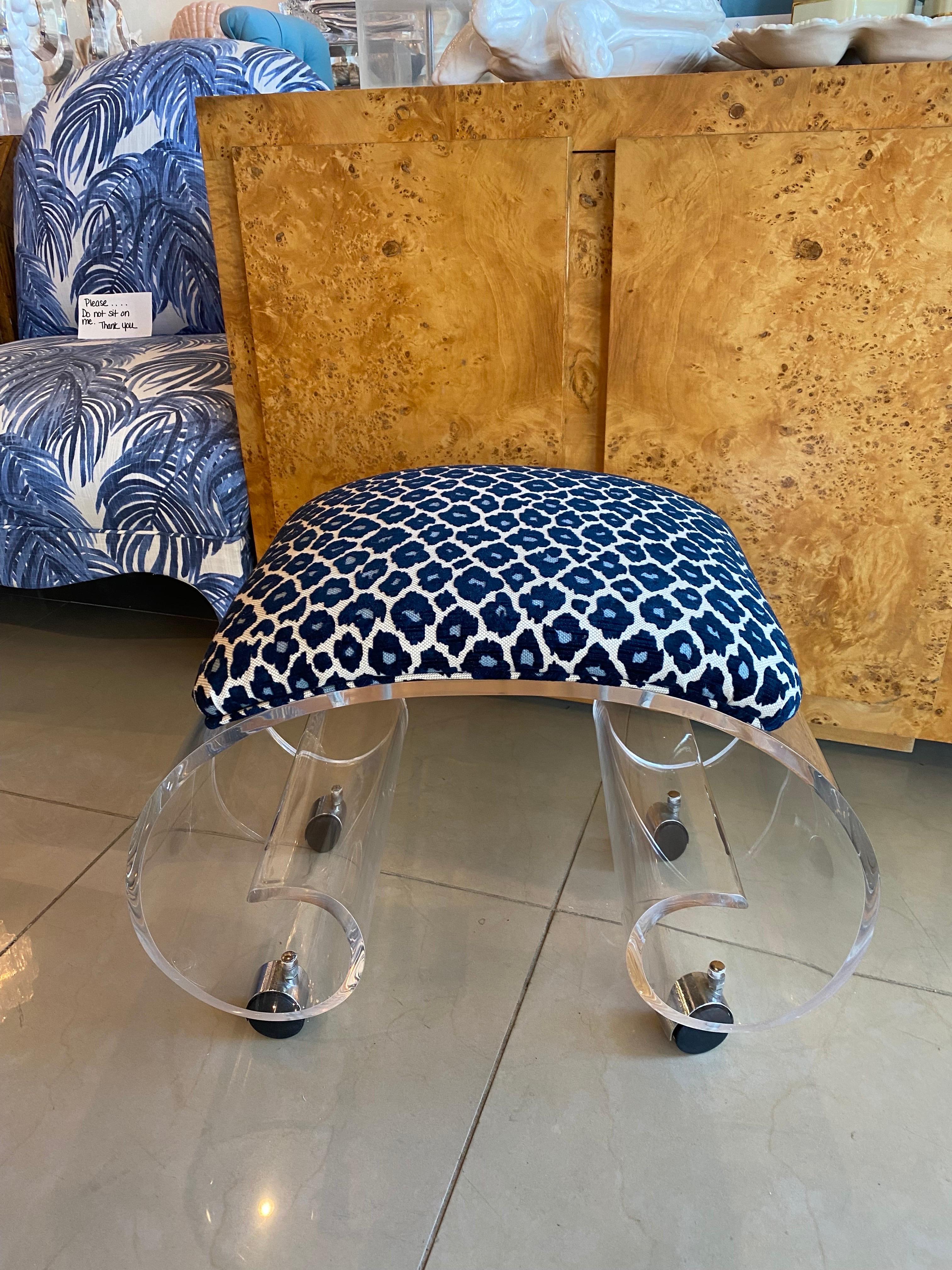 Tabouret de coiffeuse vintage en lucite à volutes Ming nouvellement tapissé en vente 1