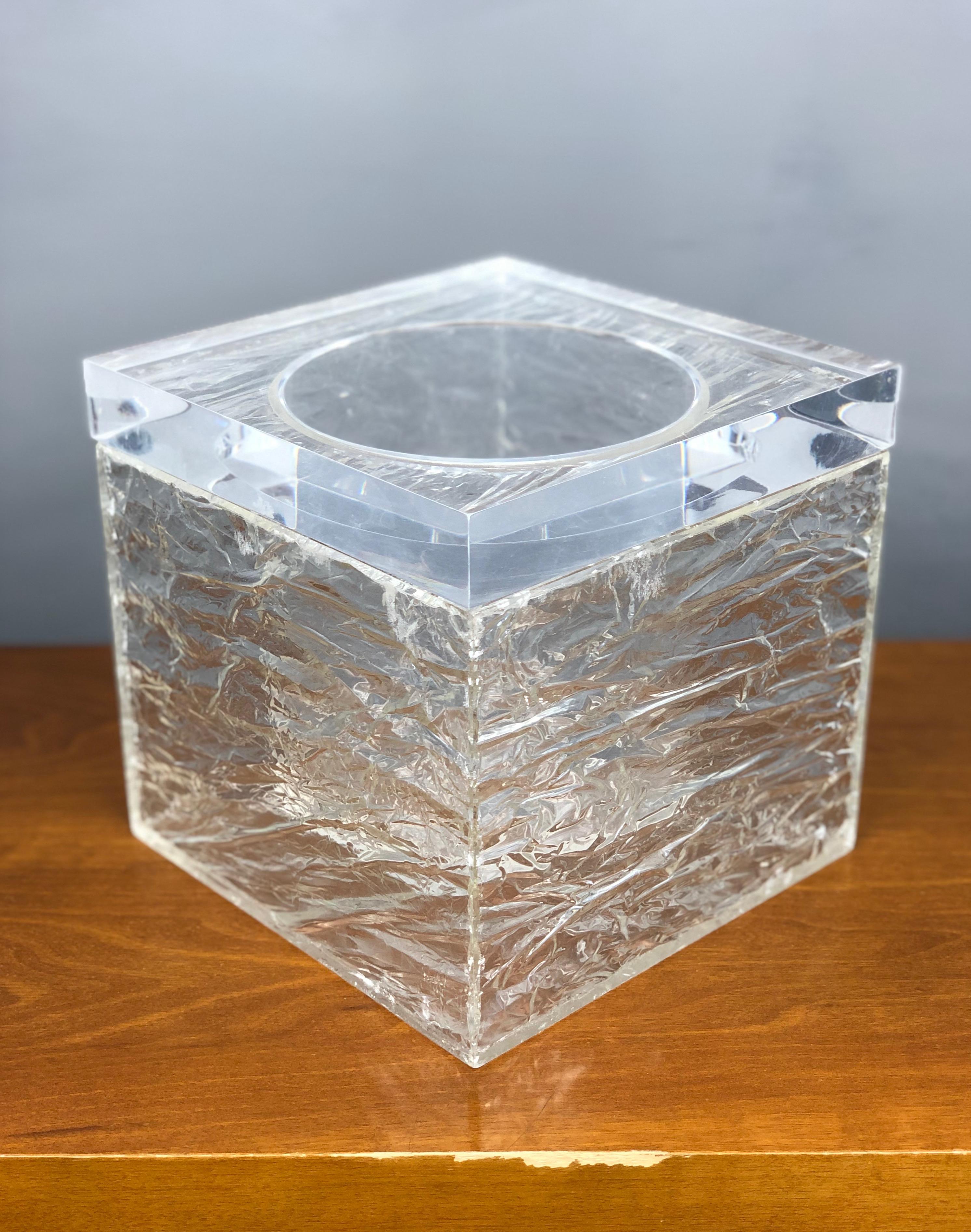 Étonnant seau à glace carré en plexiglas, effet gelé, fabriqué en Italie dans les années 1970.