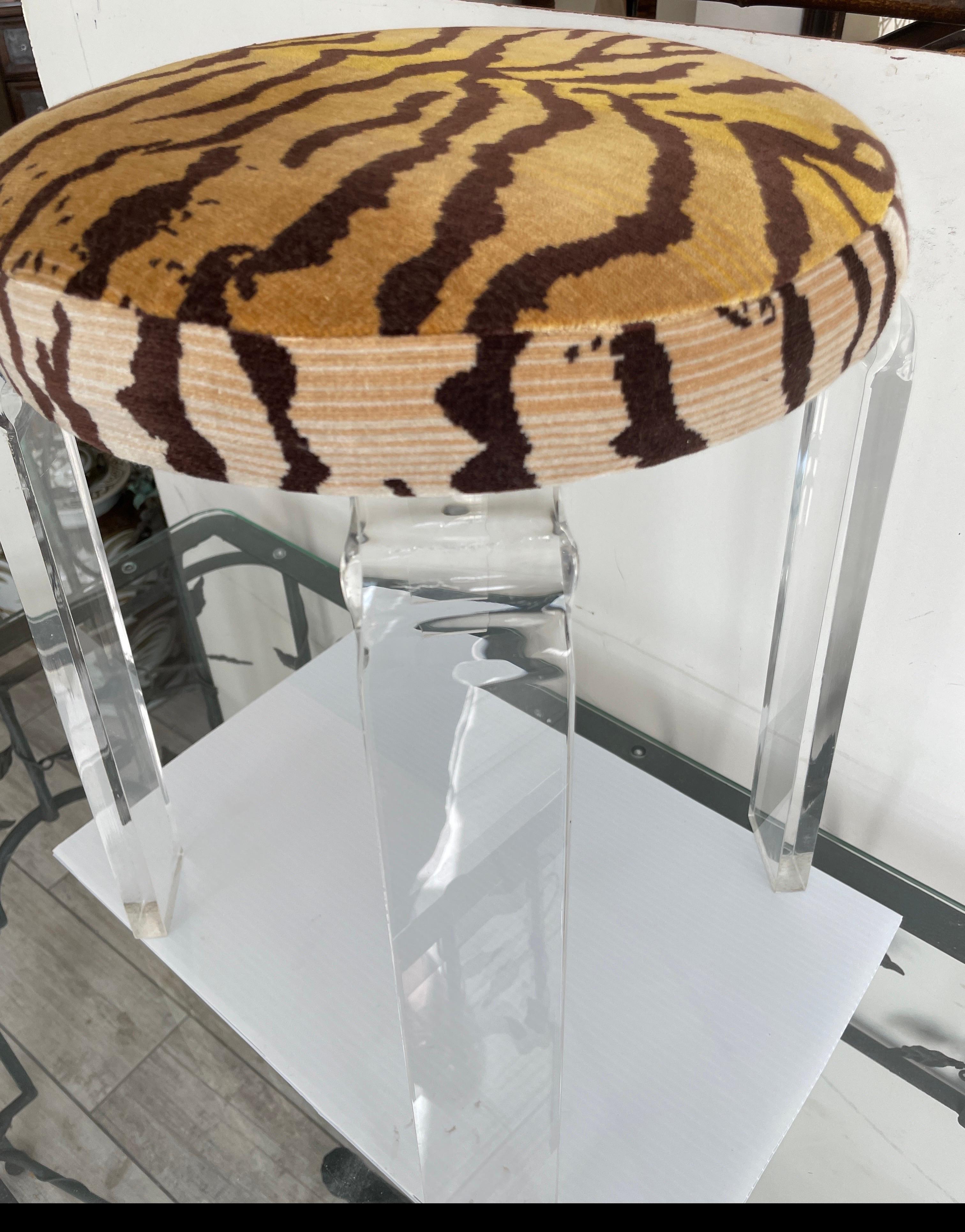 Splendido sgabello in lucite rivestito in velluto tigrato di Scalamandre. Un piccolo sgabello molto versatile. Le dimensioni del cuscino sono di 14