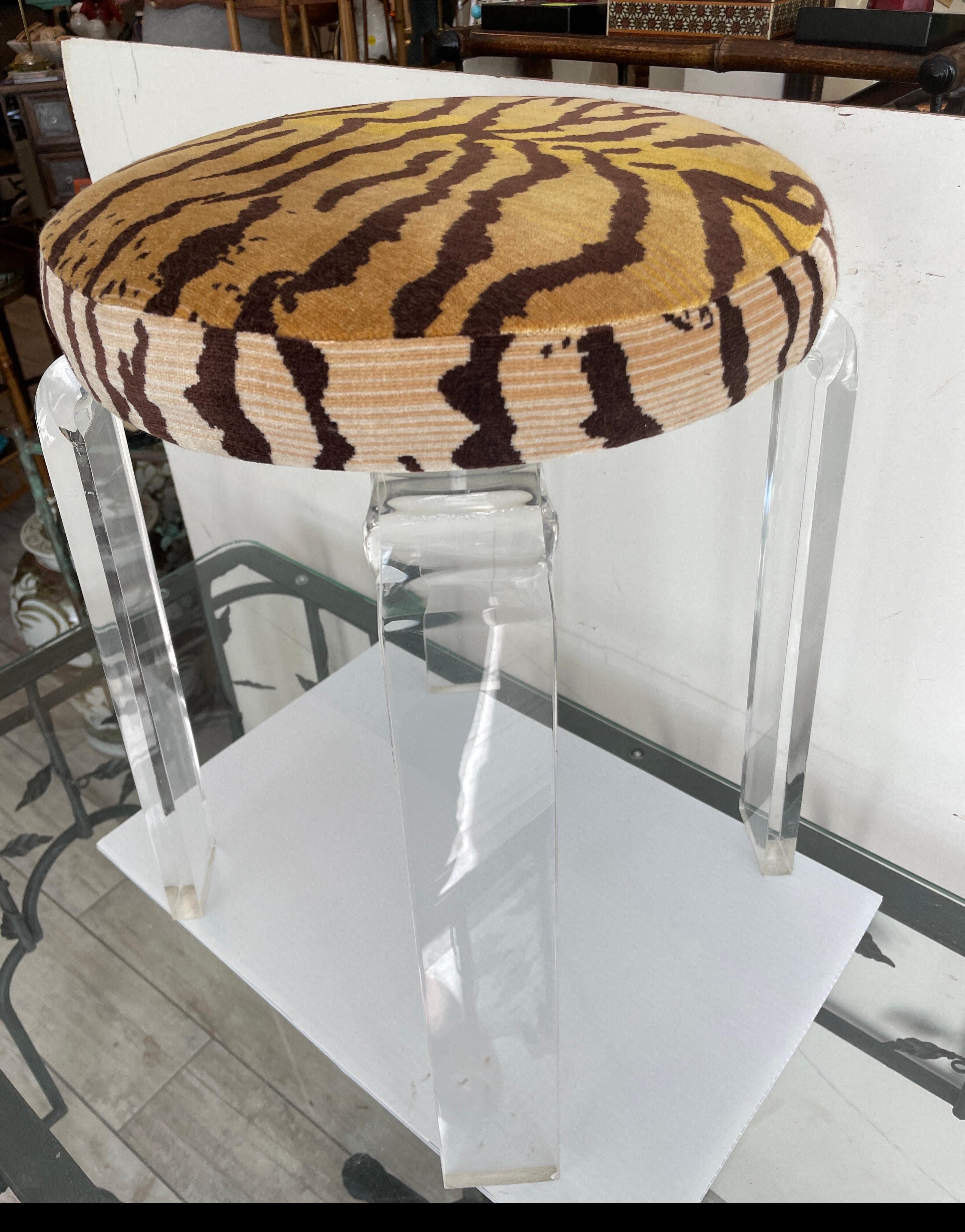 Americano Sgabello vintage in lucite con tessuto in velluto Scalamandre Tiger in vendita