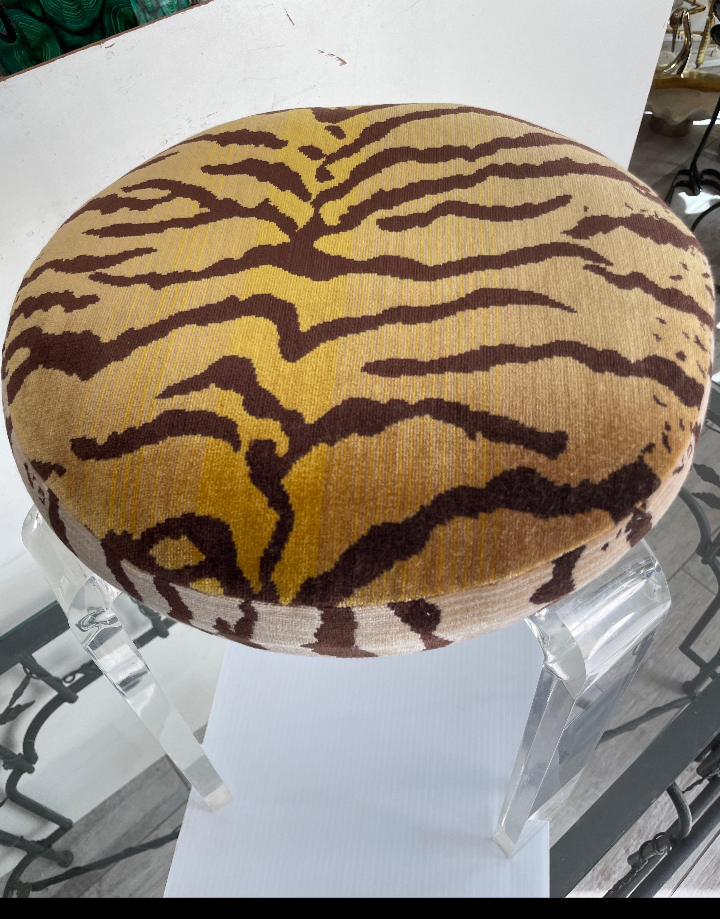 Sgabello vintage in lucite con tessuto in velluto Scalamandre Tiger In condizioni buone in vendita a West Palm Beach, FL