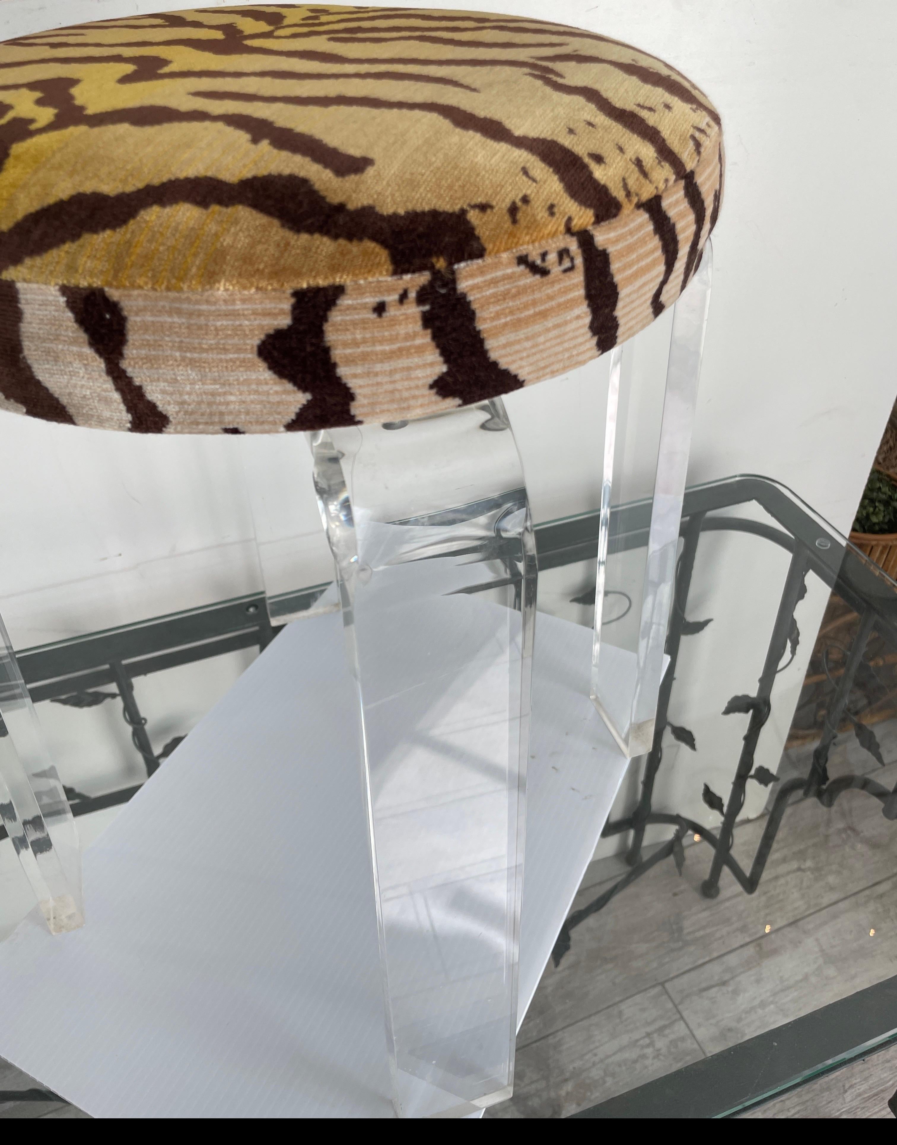 XX secolo Sgabello vintage in lucite con tessuto in velluto Scalamandre Tiger in vendita