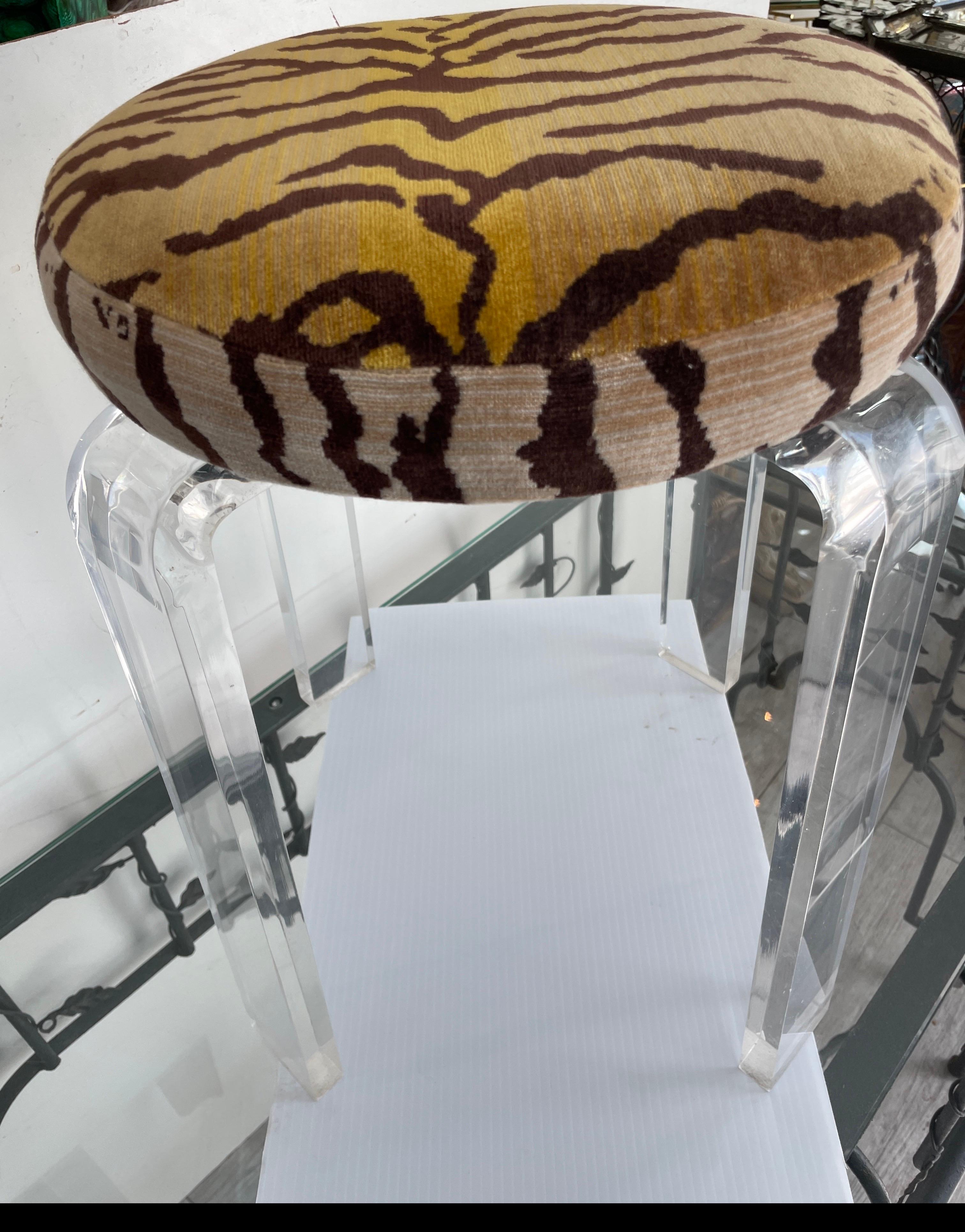 Velluto Sgabello vintage in lucite con tessuto in velluto Scalamandre Tiger in vendita