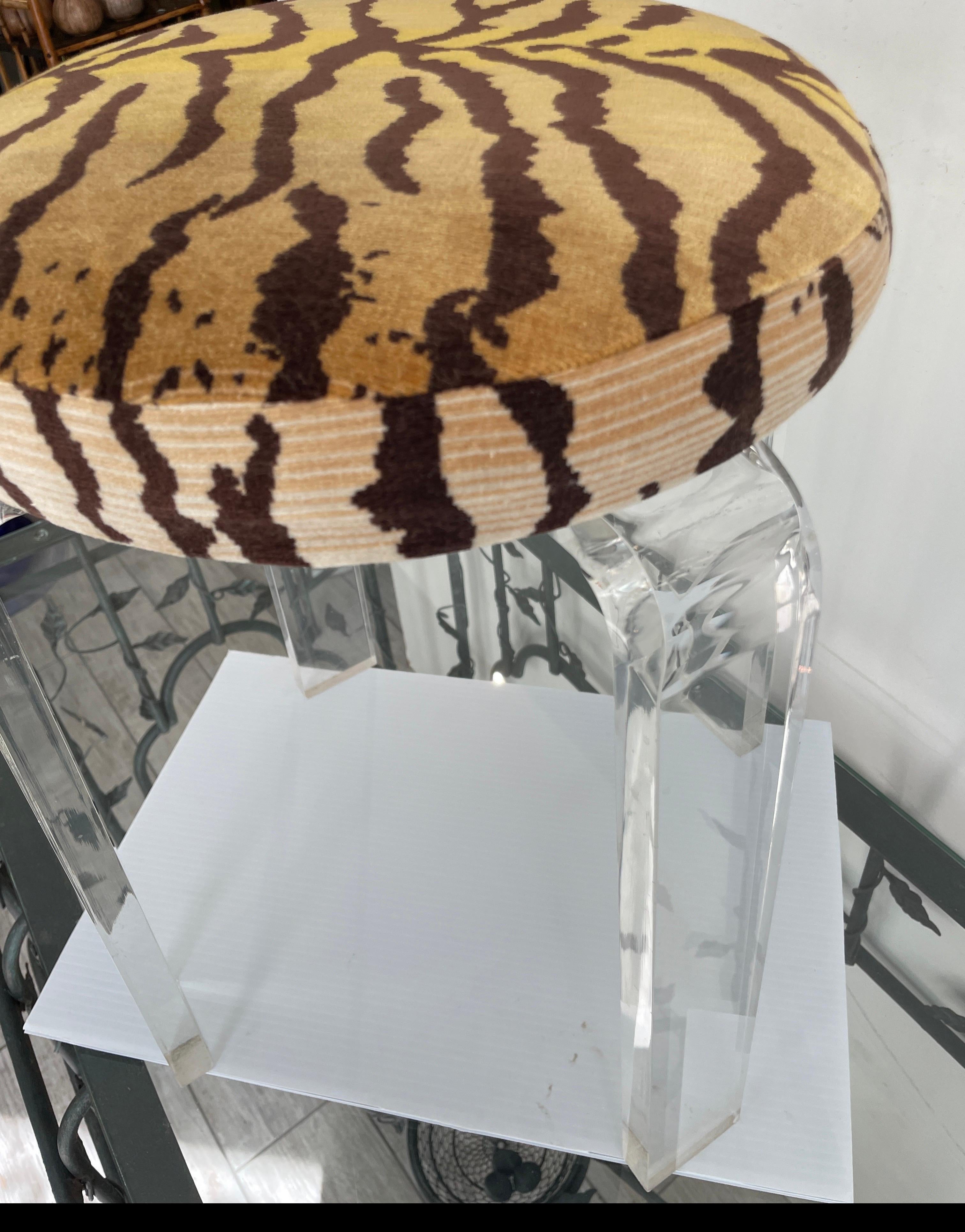 Sgabello vintage in lucite con tessuto in velluto Scalamandre Tiger in vendita 1