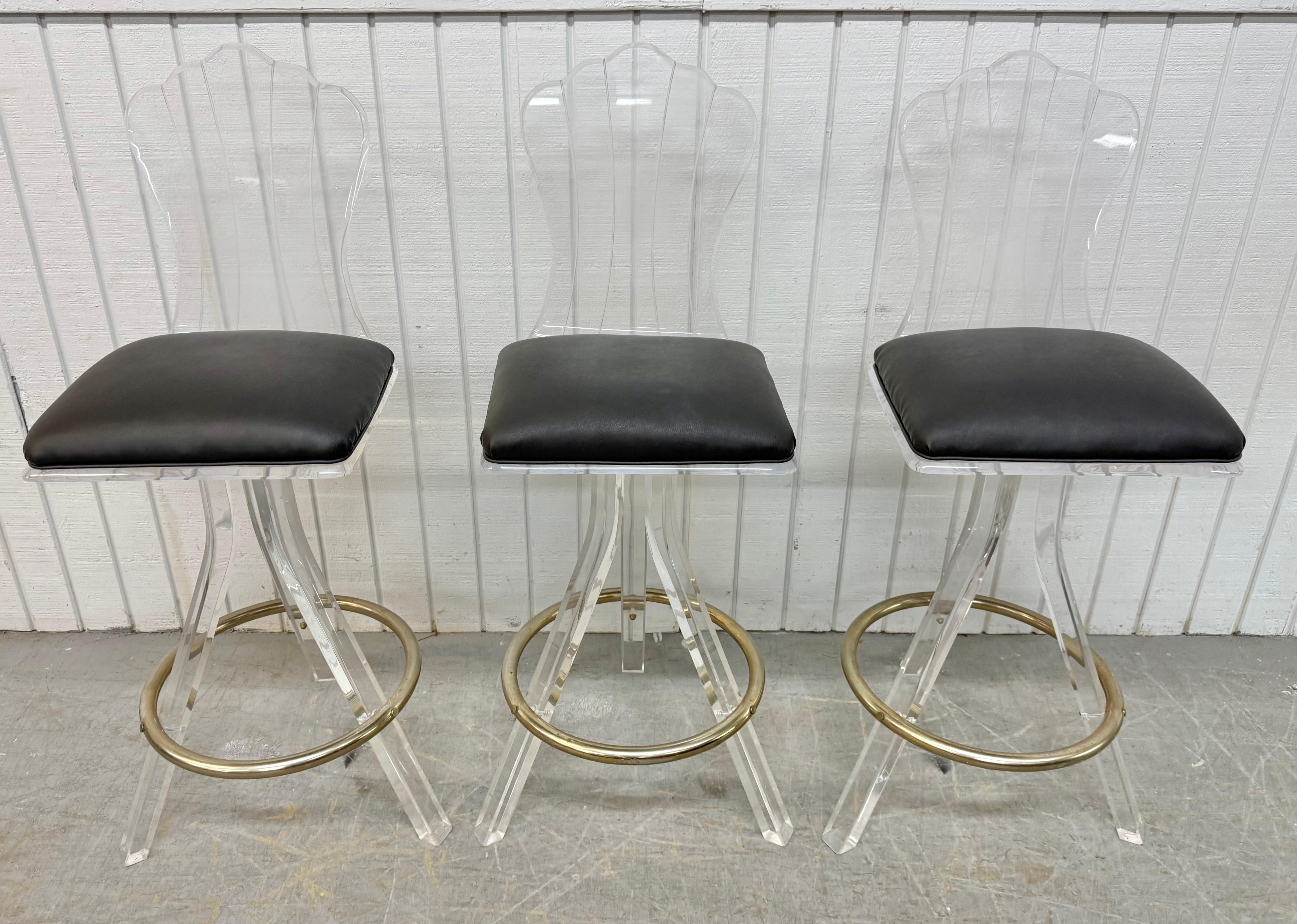 Diese Auflistung ist für eine Reihe von drei Vintage Lucite Barhocker. Ausgestattet mit einem postmodernen Design, einer Rückenlehne aus Lucit, neuen, mit schwarzem Vinyl gepolsterten Drehsitzen und modernen Dreifußbeinen mit verchromter Fußstütze.