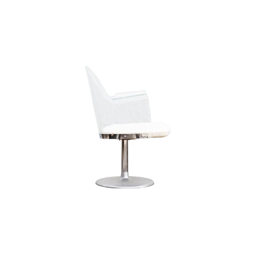 Chaise pivotante en lucite moulée sur une base en aluminium avec coussin rembourré en chanvre.

Dimensions : 21