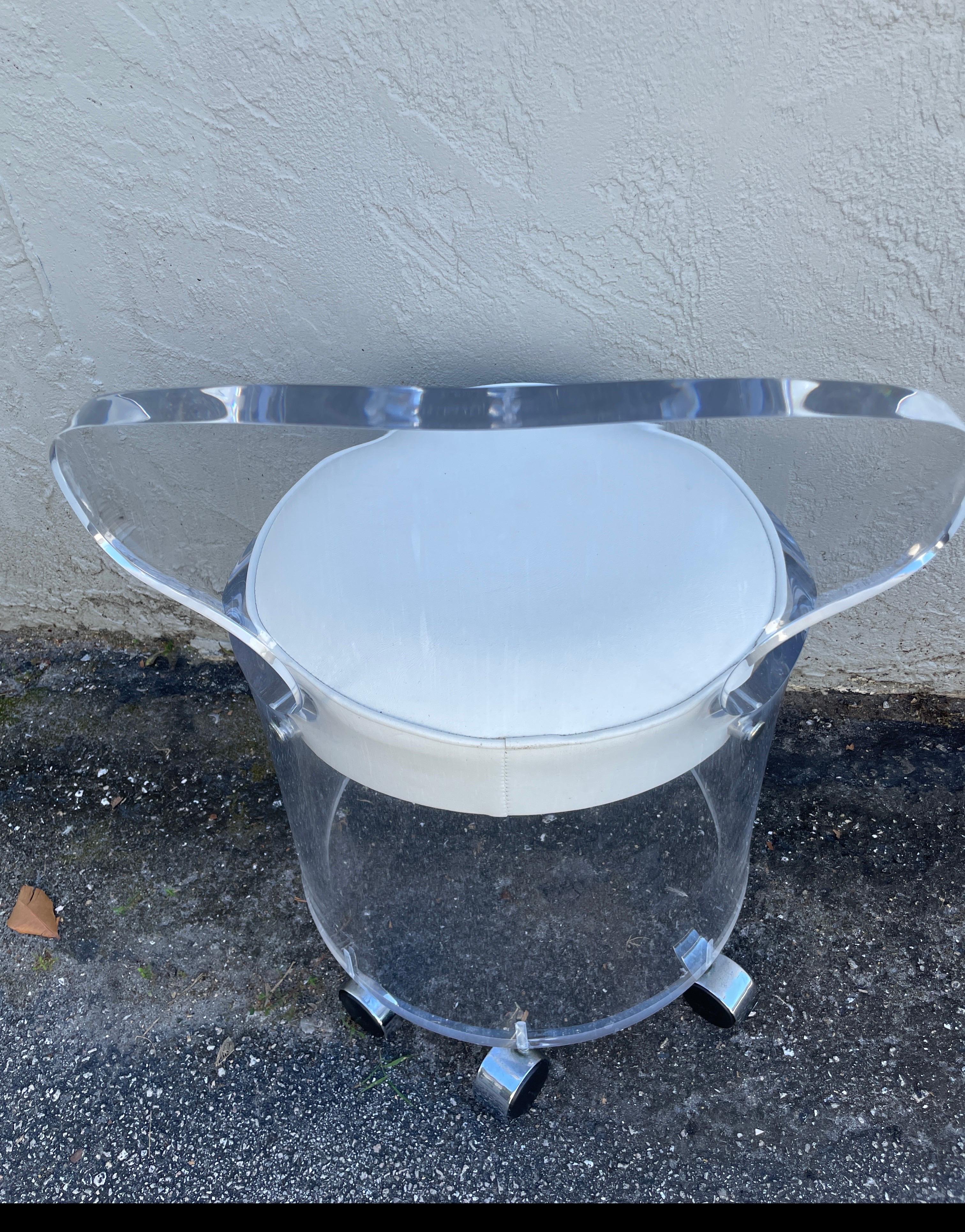 Vintage Lucite Eitelkeit Hocker (20. Jahrhundert) im Angebot