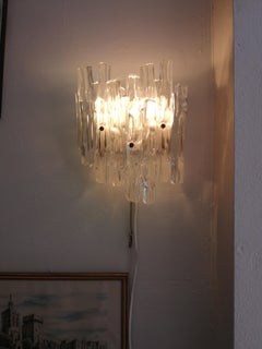 Lampada da parete in lucite d'epoca in stile J.T. Kalmar in vetro di ghiaccio, circa 1960