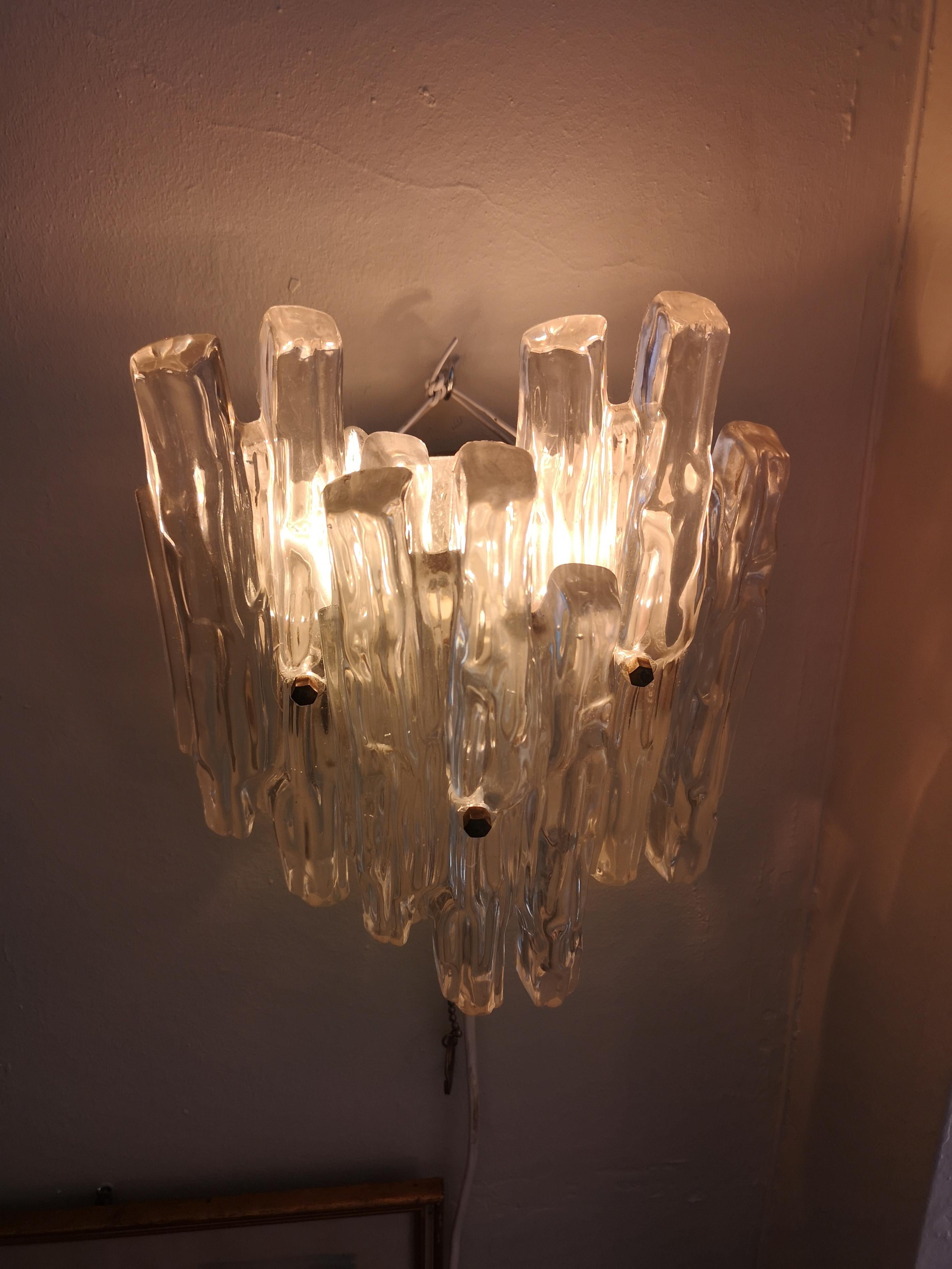 Vintage lucite wall lamp in the J. T. Kalmar style ice glass model circa 1960 In Good Condition For Sale In TARBES, FR