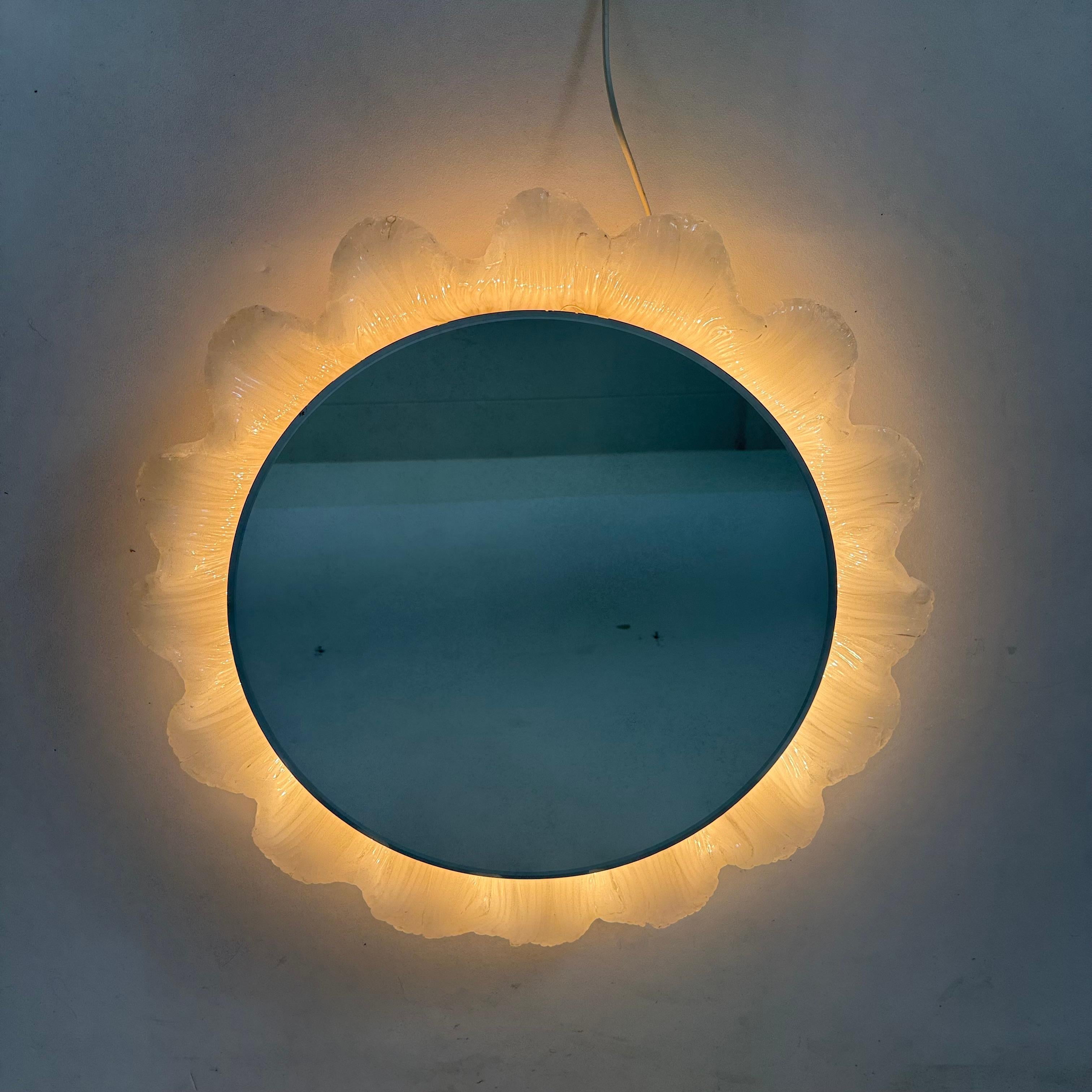Vintage Lucite Wandspiegel mit Hintergrundbeleuchtung , 1970er Jahre , Deutschland im Angebot 5