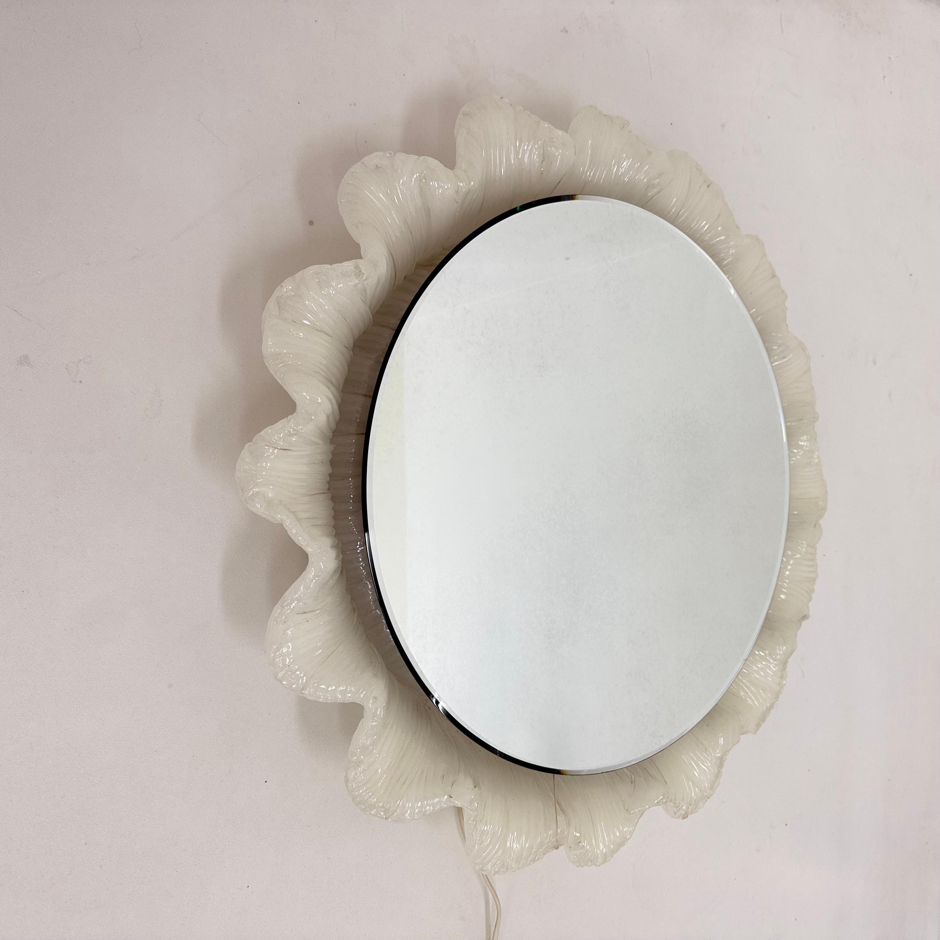 Vintage Lucite Wandspiegel mit Hintergrundbeleuchtung , 1970er Jahre , Deutschland (Ende des 20. Jahrhunderts) im Angebot
