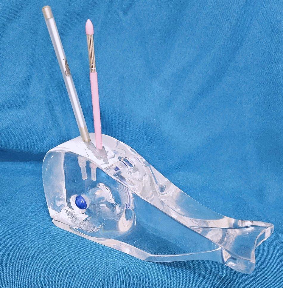 Scultura funzionale di balena vintage in lucite trasparente per scrivania o vanità di Ritts in vendita 2