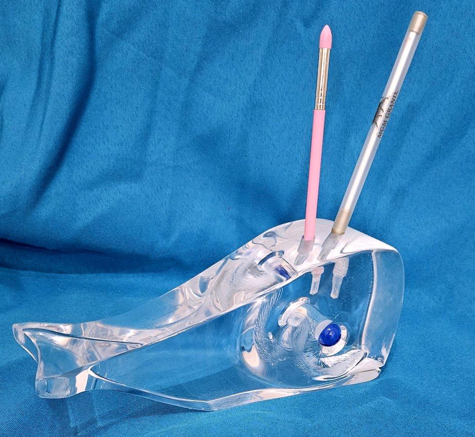 Scultura funzionale di balena vintage in lucite trasparente per scrivania o vanità di Ritts Astrolite. CHIUSURA DELLA VENDITA - RIDUZIONE FINALE
***AVVISO: IL NOSTRO NEGOZIO 1ST DIBS CHIUDE ALLA FINE DI MAGGIO***
Perfetta per gli appassionati di MCM