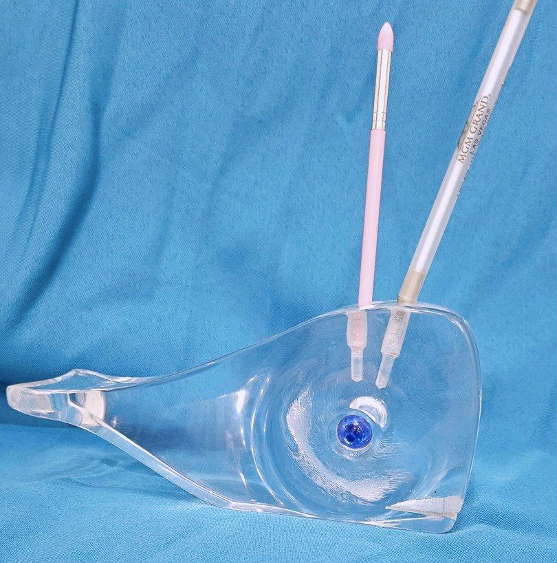 Americano Scultura funzionale di balena vintage in lucite trasparente per scrivania o vanità di Ritts in vendita
