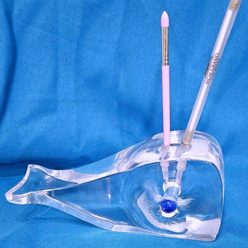 Altro Scultura funzionale di balena vintage in lucite trasparente per scrivania o vanità di Ritts in vendita