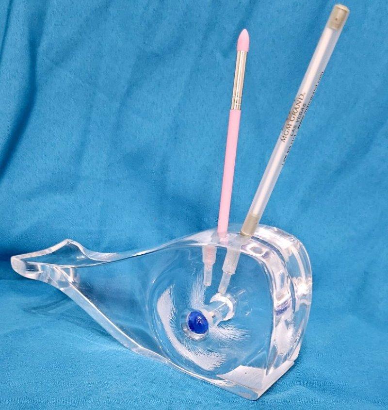 Scultura funzionale di balena vintage in lucite trasparente per scrivania o vanità di Ritts In condizioni buone in vendita a Warrenton, OR