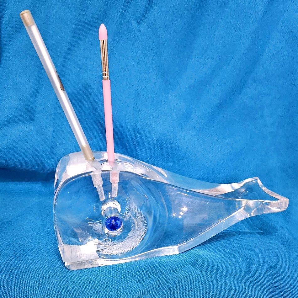 XX secolo Scultura funzionale di balena vintage in lucite trasparente per scrivania o vanità di Ritts in vendita