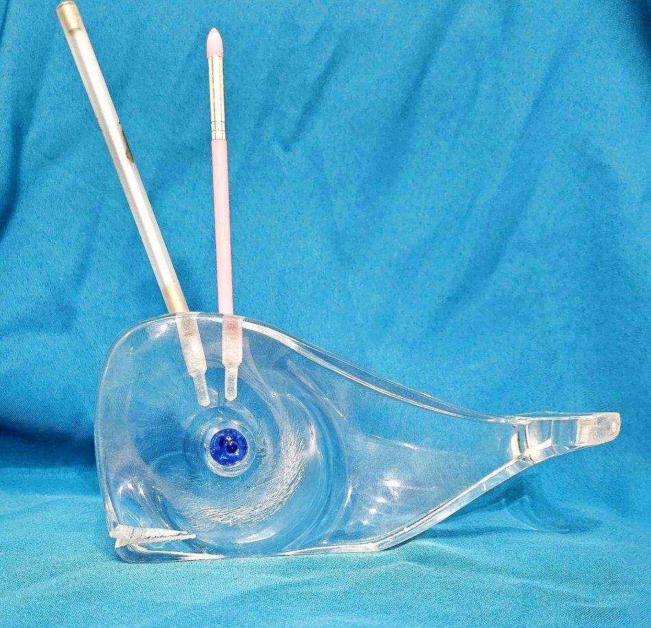 Acrilico Scultura funzionale di balena vintage in lucite trasparente per scrivania o vanità di Ritts in vendita