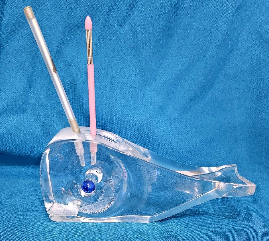Scultura funzionale di balena vintage in lucite trasparente per scrivania o vanità di Ritts in vendita 1