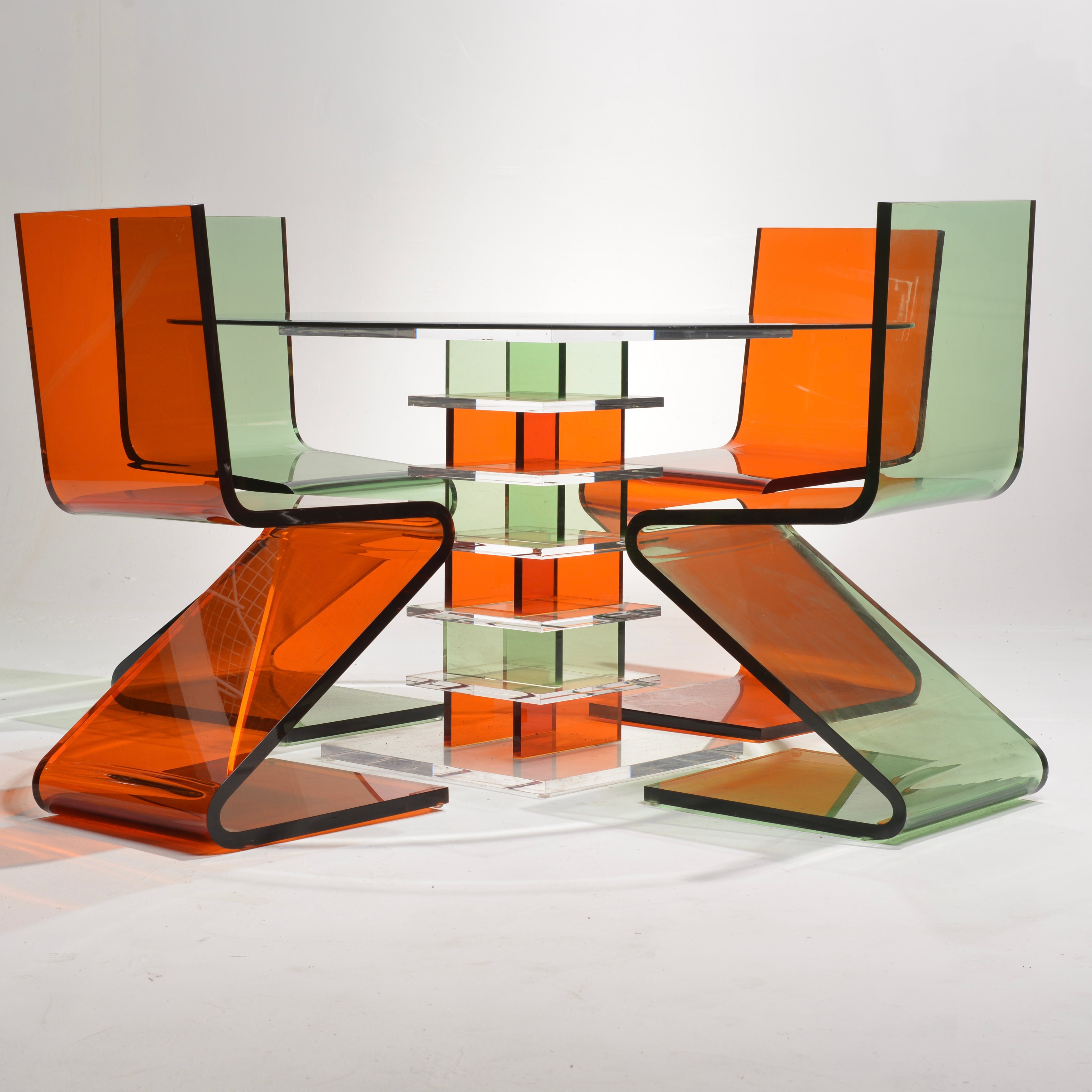 Der von Shlomi Haziza für H Studio entworfene Vintage Lucite Z Tisch und die Z Stühle verkörpern zeitlose Eleganz mit einer modernen Note. Inspiriert von klaren Linien und der Anziehungskraft von Lucit, verbinden diese Stücke Retro-Charme mit