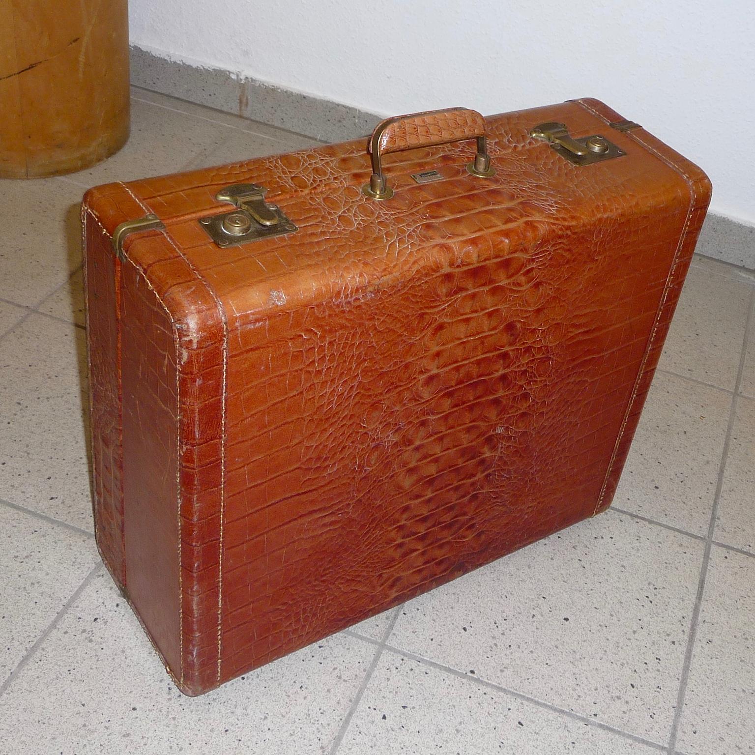 A Dionite vintage leather luggage, alligator look, extremely decorative.
Light body covered with alligator patterned cow leather. Under the handle a brass plate with company logo.
All straps and clasps are in working order. Very clean interior.