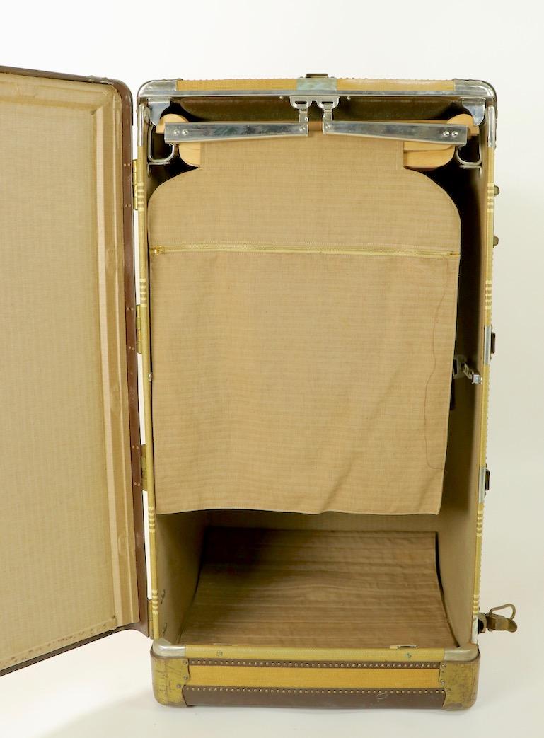 Vieille armoire à bagages Hartmann sur base tournante fabriquée pour Saks Fifth Avenue en vente 4