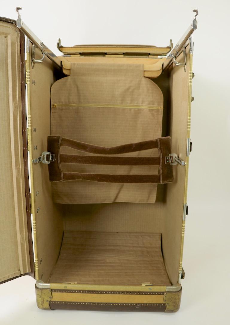 Vieille armoire à bagages Hartmann sur base tournante fabriquée pour Saks Fifth Avenue en vente 6