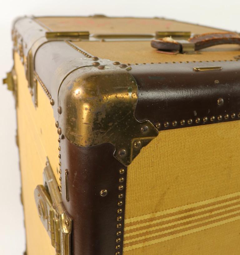 20ième siècle Vieille armoire à bagages Hartmann sur base tournante fabriquée pour Saks Fifth Avenue en vente