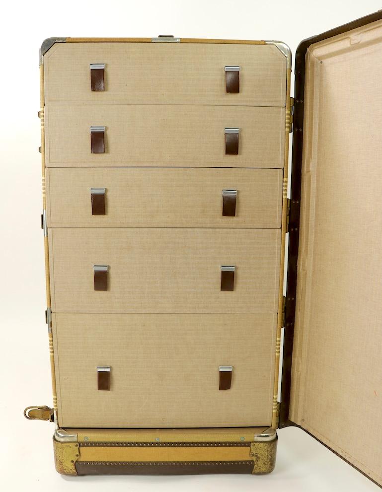 Cuir Vieille armoire à bagages Hartmann sur base tournante fabriquée pour Saks Fifth Avenue en vente