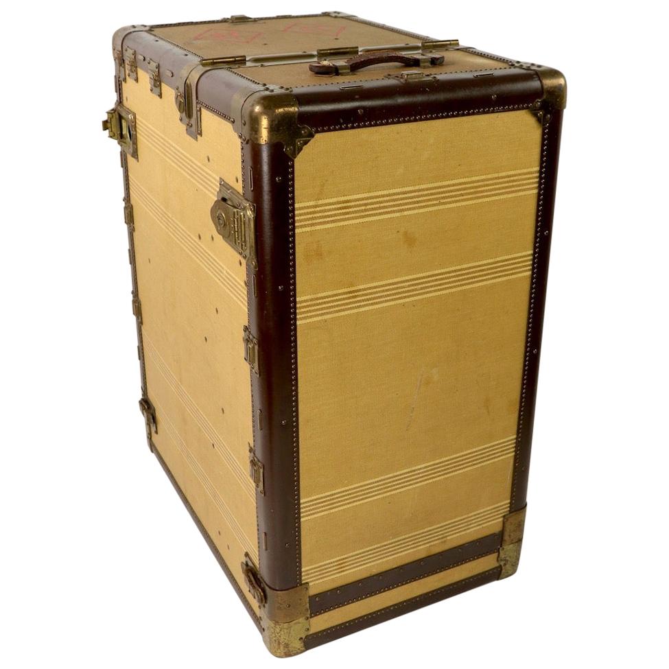 Vieille armoire à bagages Hartmann sur base tournante fabriquée pour Saks Fifth Avenue