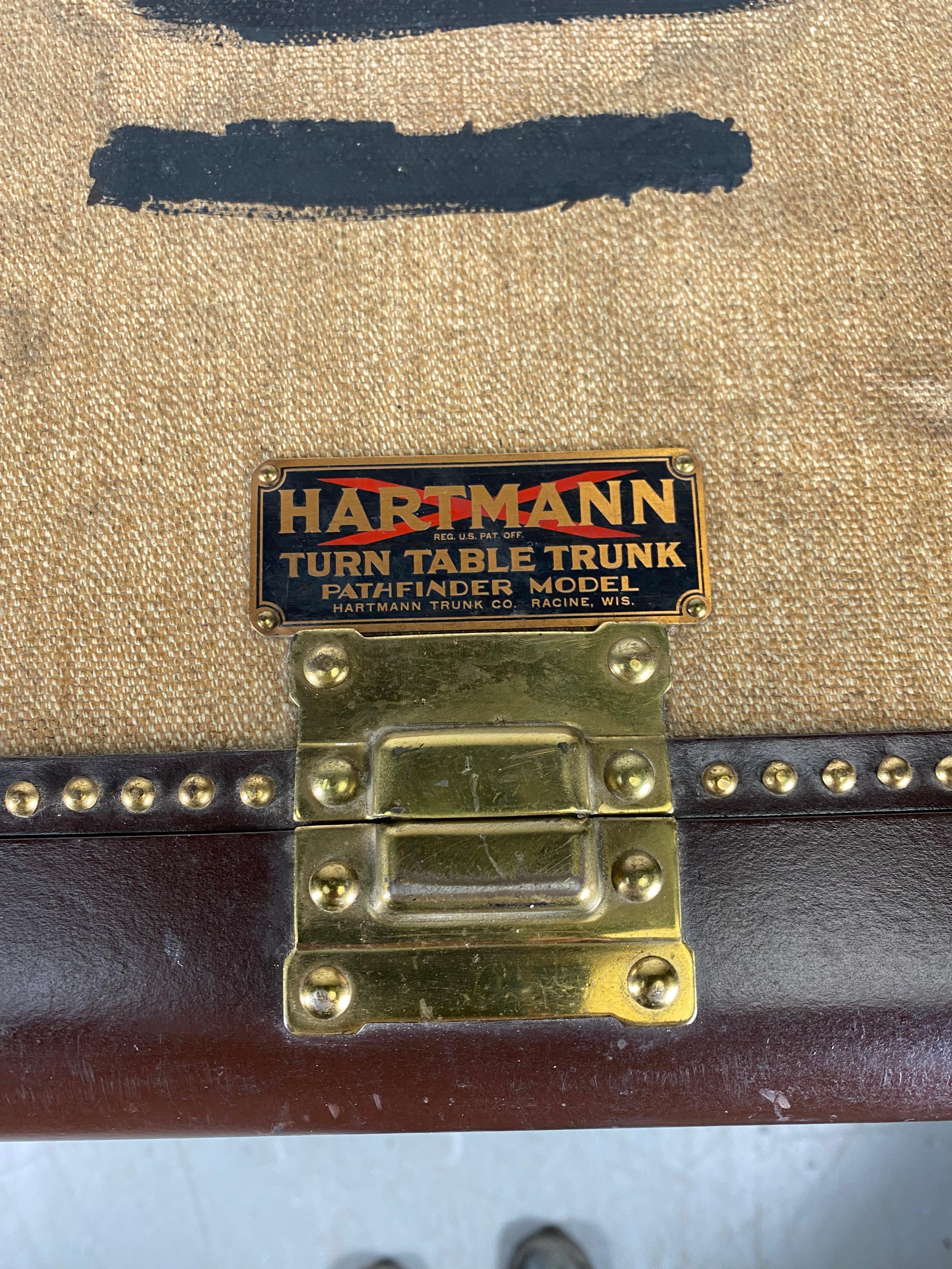 Rare valise garde-robe Pathfinder Imperial sur base tournante, fabriquée par Hartmann pour Saks Fifth Avenue. L'intérieur comporte une banque de tiroirs d'un côté, des poignées en cuir d'origine... et des cintres en accordéon de l'autre côté. Il