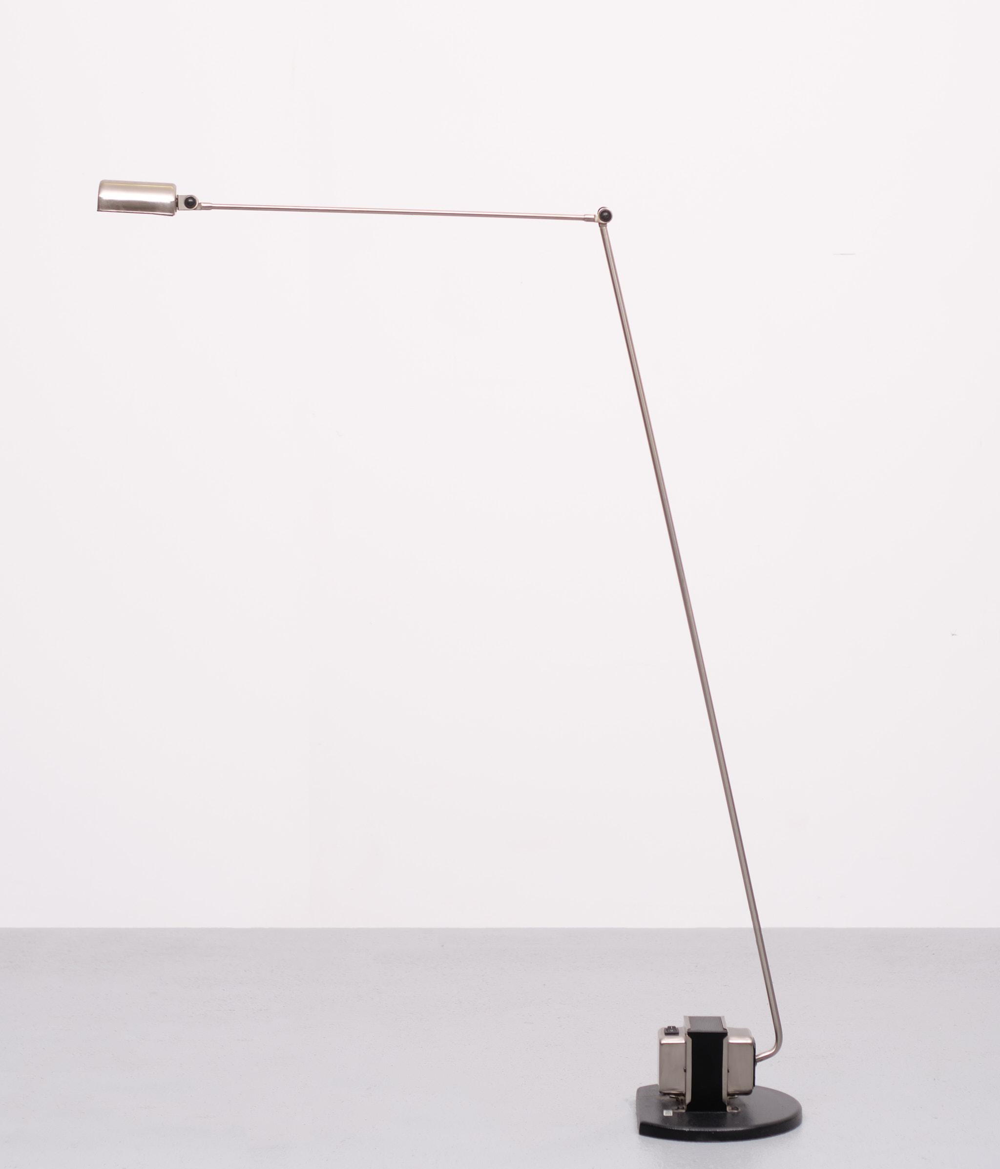 Very nice Daphine Classic floor lamp. In a nice bronze color With 2 step switch and halogen bulb. No damages and ready to use. Design Tommaso Cimini in 1977 and produced by Lumina, Made in Italy. 






 