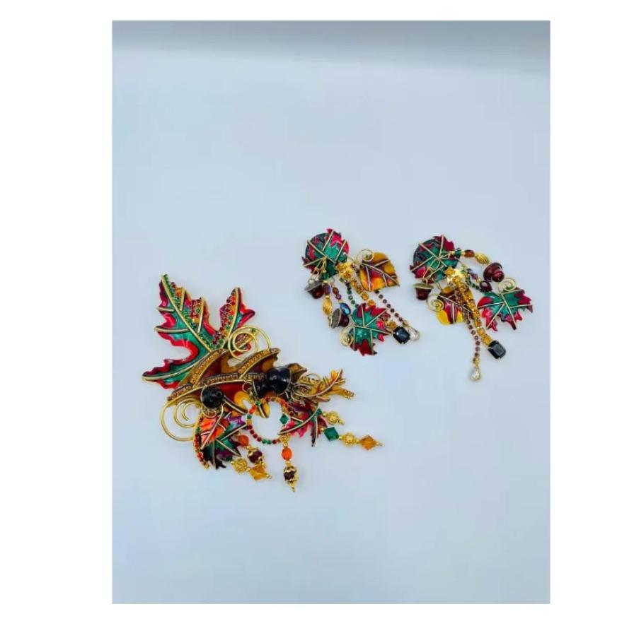 Vintage Lunch at the Ritz Acorn and Leaf Fall Themed Earrings and Brooch

Large brooch in great condition
earrings are in great condition

please see photos for size and better condition details

Due to the item's age do not expect items to be in