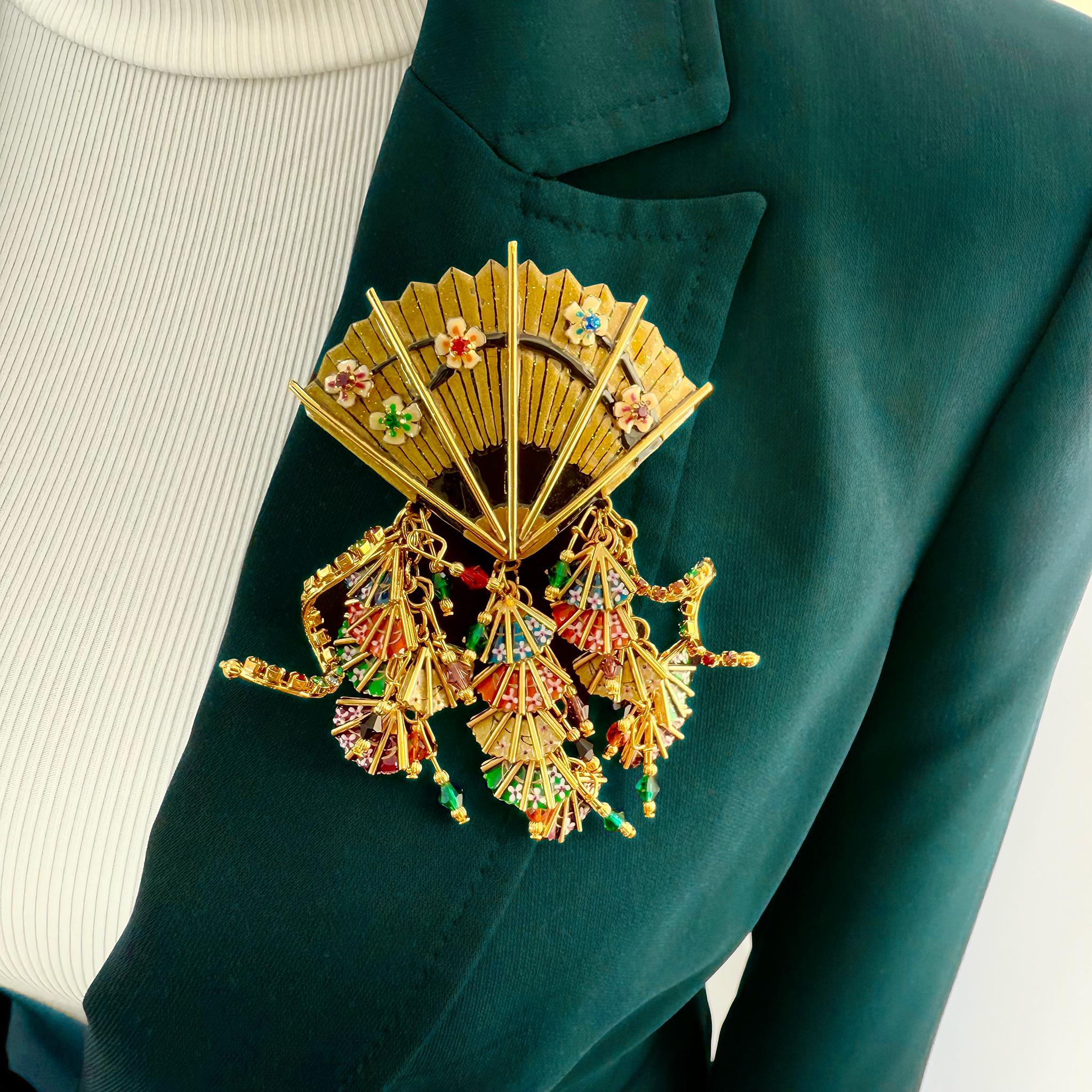 Vintage Lunch at the Ritz Asiatische Fächerbrosche baumelnder Emaille Statement-Schmuck (Zeitgenössisch) im Angebot