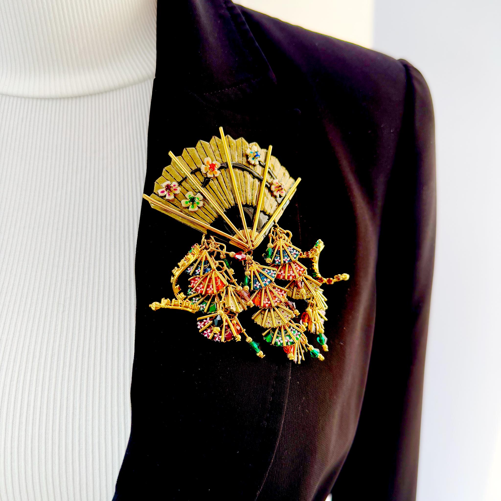 Vintage Lunch at the Ritz Asiatische Fächerbrosche baumelnder Emaille Statement-Schmuck für Damen oder Herren im Angebot