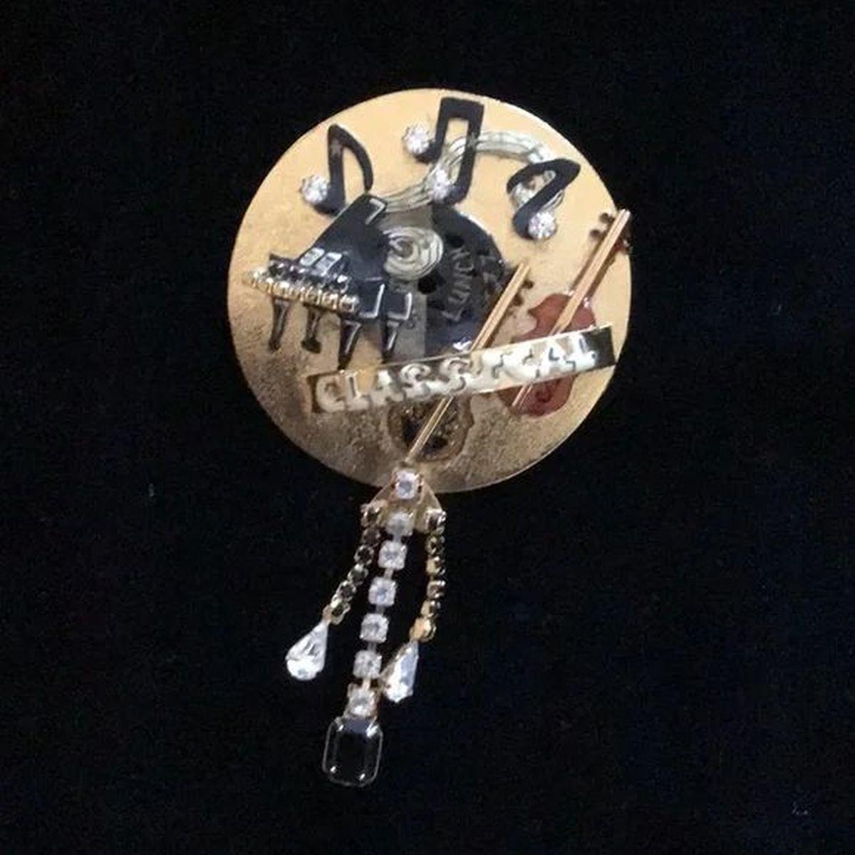 Awesome Vintage Enamel and Crystal Musical Themed Designer Brooch Pendant Signed: LUNCH AT THE RITZ. This “Classical Music Inspired” Brooch epitomizes Vintage charm with personality! Featuring Musical Notes, a Piano including a Violin and Bow,