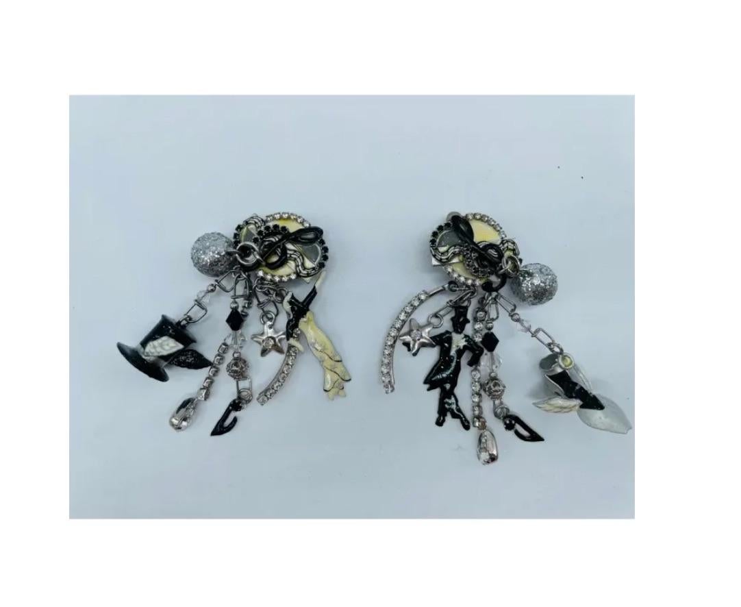 Vintage Lunch at the Ritz Musical Themed Earrings

In great condition

please see photos for sizing and condition

Due to the item's age do not expect items to be in perfect condition and I may not describe every little scratch or spot. Please