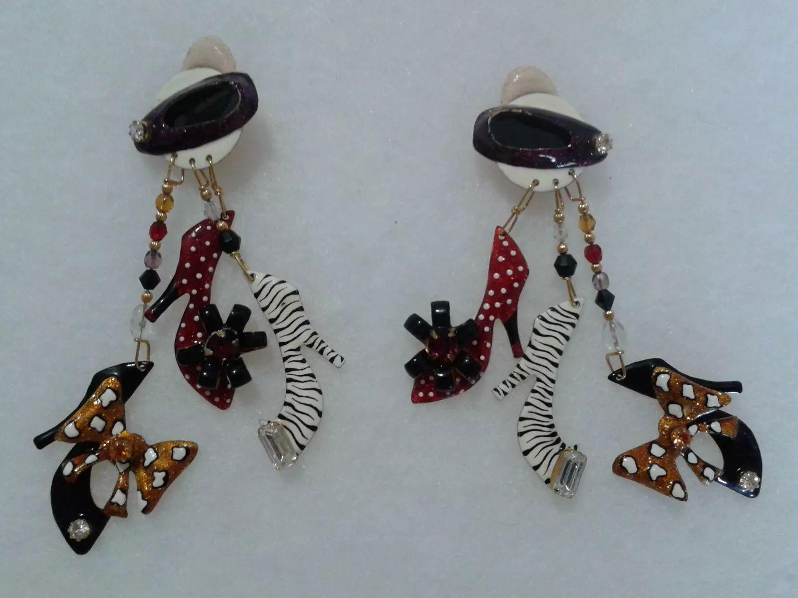 Einfach schön! Vintage Signed Lunch at the Ritz Multi Charm emailliert und bejeweled Crystal Golden Dangling Stiletto Shoes Clip-on Dangle Drop Earrings. Maße: ca. 4