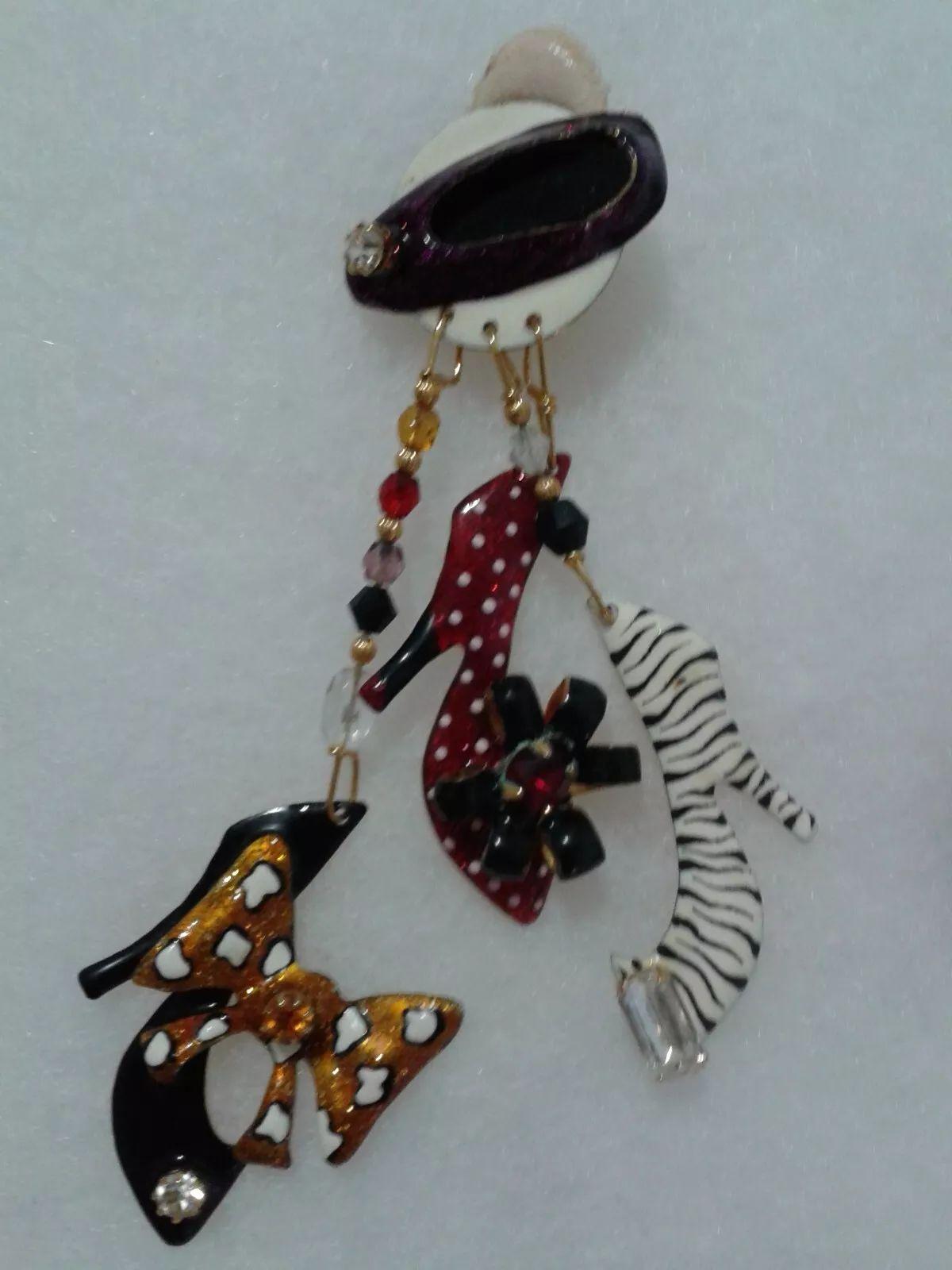 Vintage Lunch at the Ritz Signierte Multi Charm Emaille-Kristall-Schuhe Ohrringe, Vintage (Gemischter Schliff) im Angebot