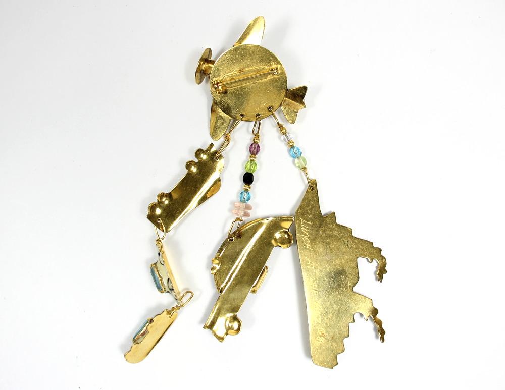 Vintage LUNCH AT THE RITZ Signed Multi Charm Weekend Getaway Brooch Pin In Excellent Condition For Sale In Montreal, QC