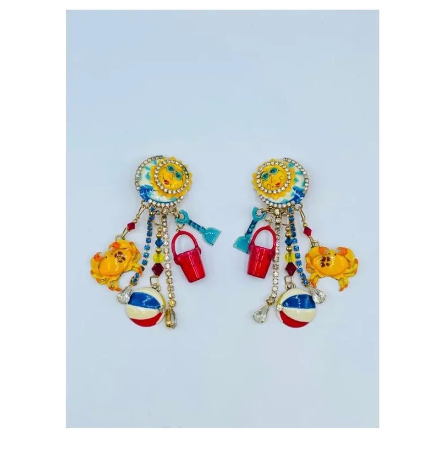 Vintage Lunch At the Ritz Sun Beach Themed Earrings

great condition Ready to Wear the Enamel is in great Condition

please see photos for condition details

Approximately 3 inches long

Due to the item's age do not expect items to be in perfect