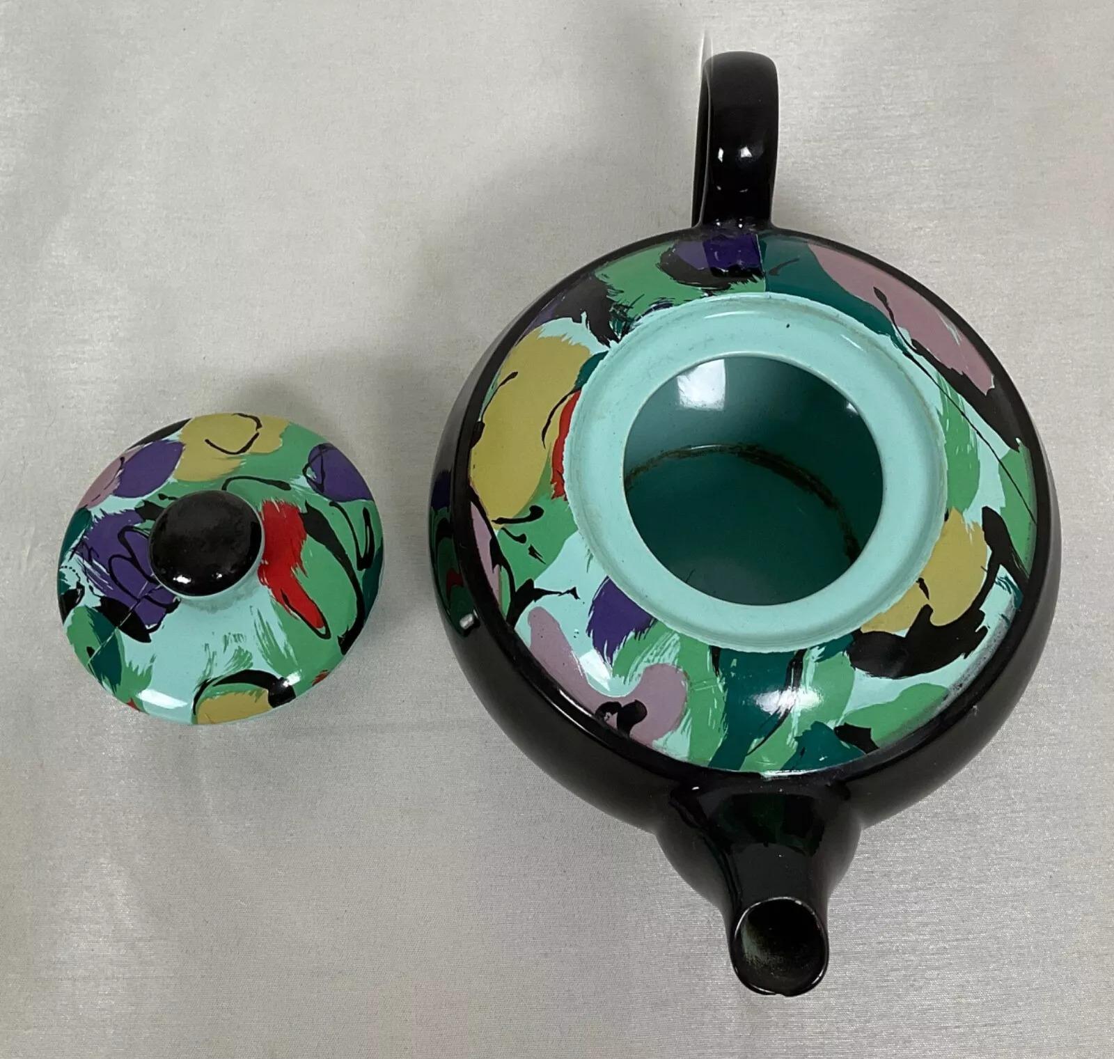 Esta encantadora tetera de cerámica vintage de Luneville, Francia, es un complemento encantador para cualquier juego de té o colección. Esta tetera mide 10,5 cm de altura, 14,5 cm de diámetro y 23 cm de longitud, y pesa 650 g. Su diseño clásico,