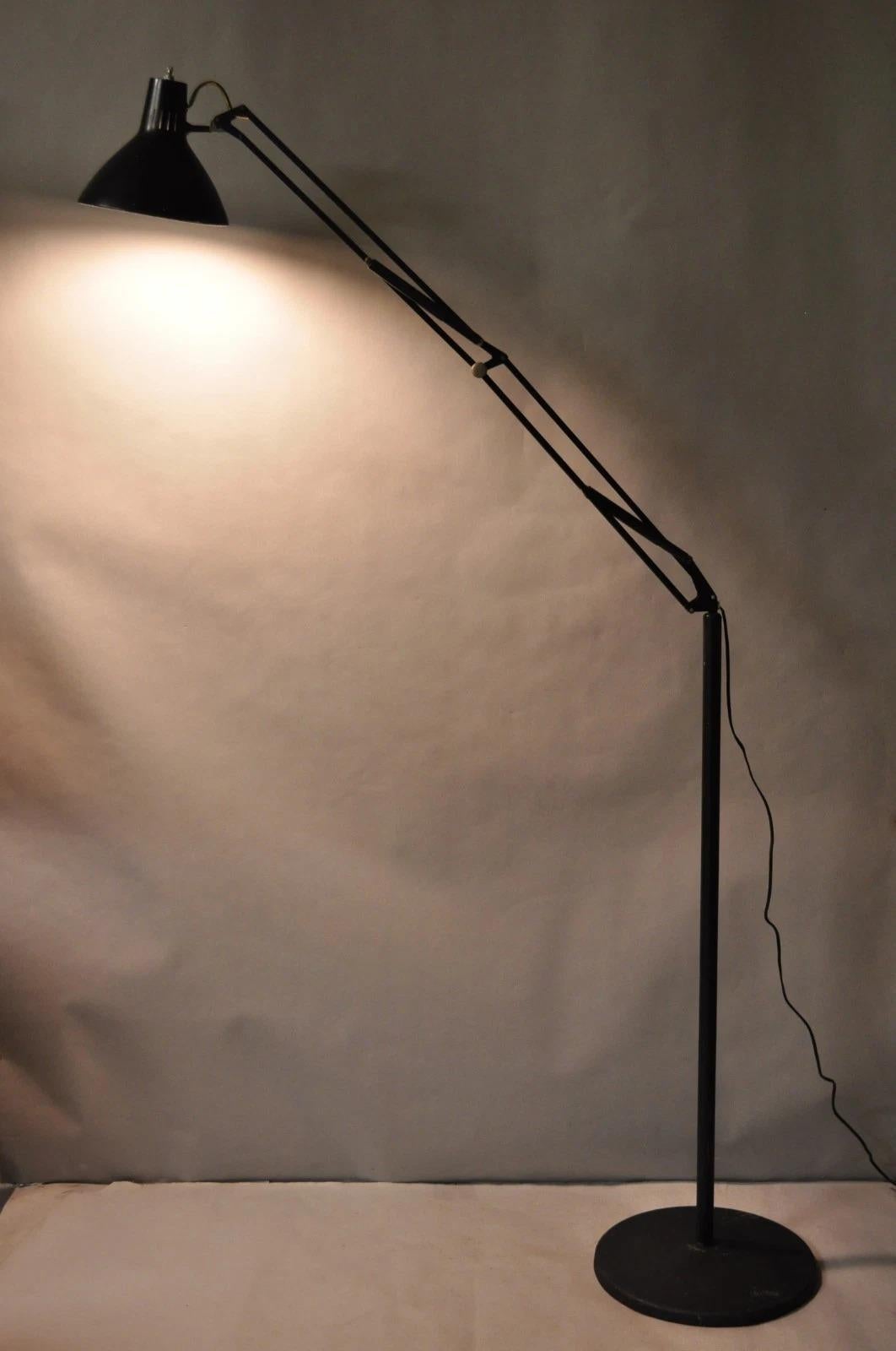 Veuillez nous envoyer un message avec votre code postal pour demander un devis plus raisonnable pour les frais d'expédition aux États-Unis.

Vintage Luxo Pixar Style Mid Century Modern Articulating Drafting Floor Lamp. Circa Mid 20th Century.