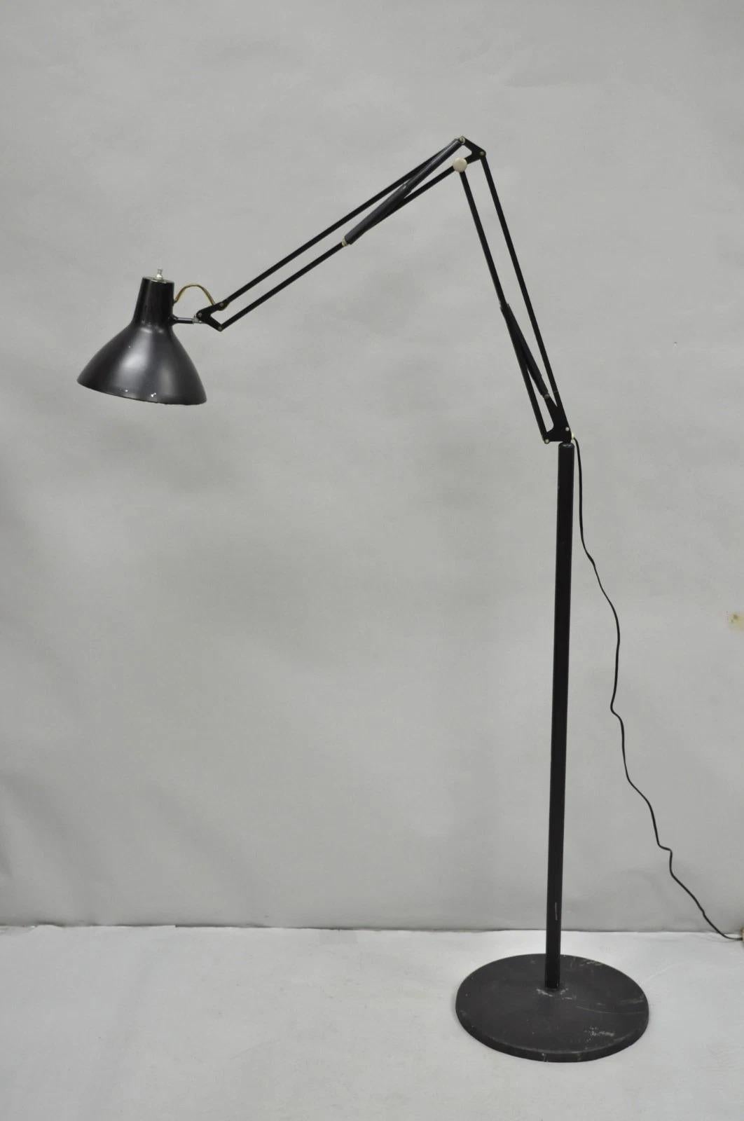Vintage Luxo Pixar Style Mid Century Modern Articulating Drafting Floor Lamp Bon état - En vente à Philadelphia, PA