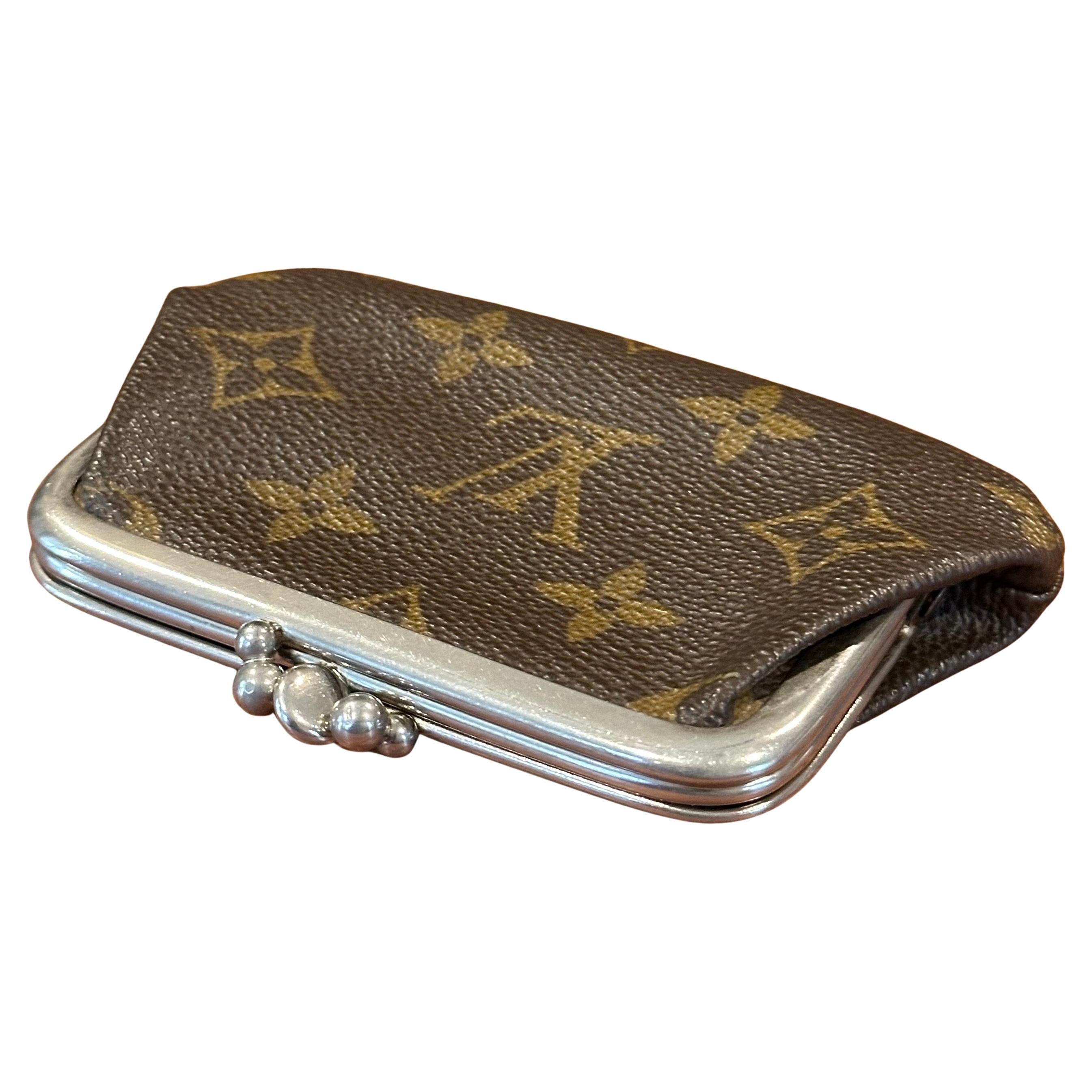 Très beau porte-monnaie en cuir monogrammé 