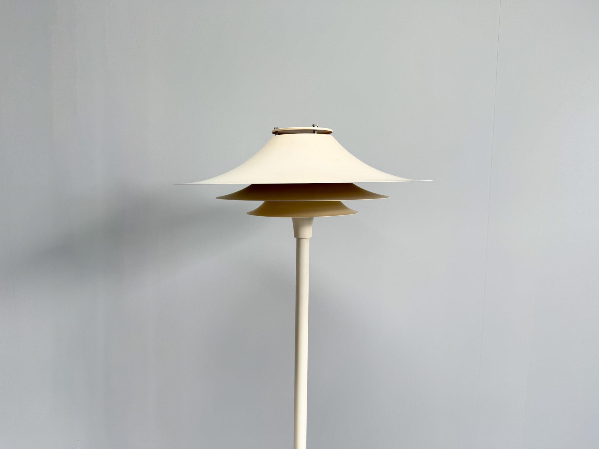 Vintage Lyfa Adina Floor Lamp, 1970s Moderno de mediados de siglo en venta