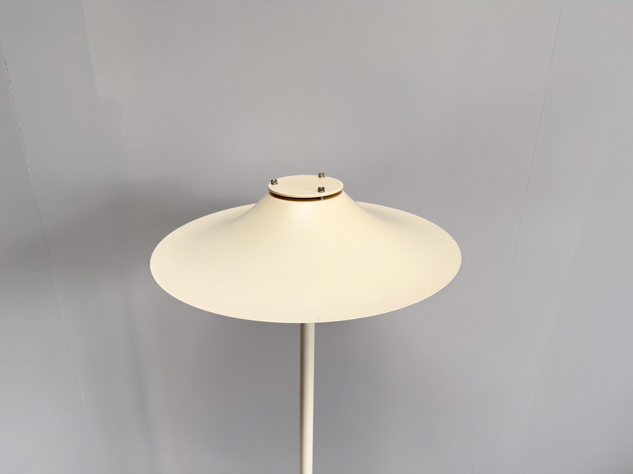 Vintage Lyfa Adina Floor Lamp, 1970s Danés en venta