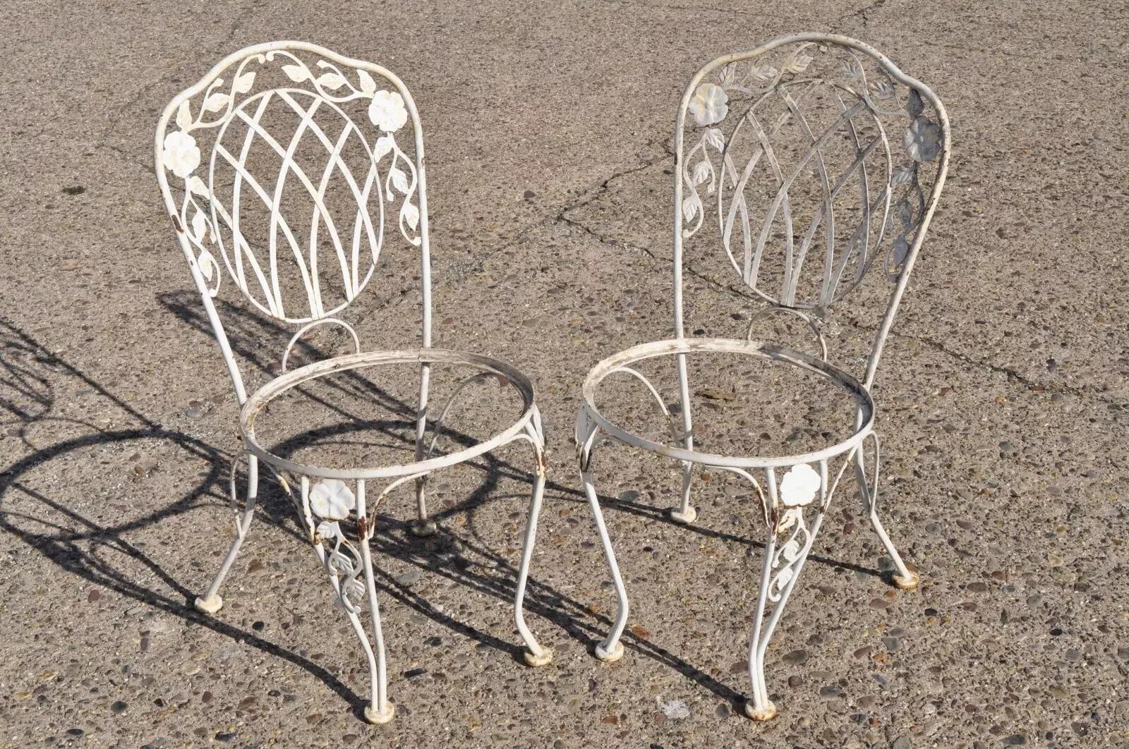 Vintage Lyon-Shaw Windflower Lattice Wrought Iron Garden Patio Dining Set 5 Pcs. Das Angebot umfasst (4) Esszimmerstühle, (1) quadratische Glasplatte Esstisch mit abgerundeten Ecken, geriffelte Glasplatte, runde Sitze (keine Sitzkissen),