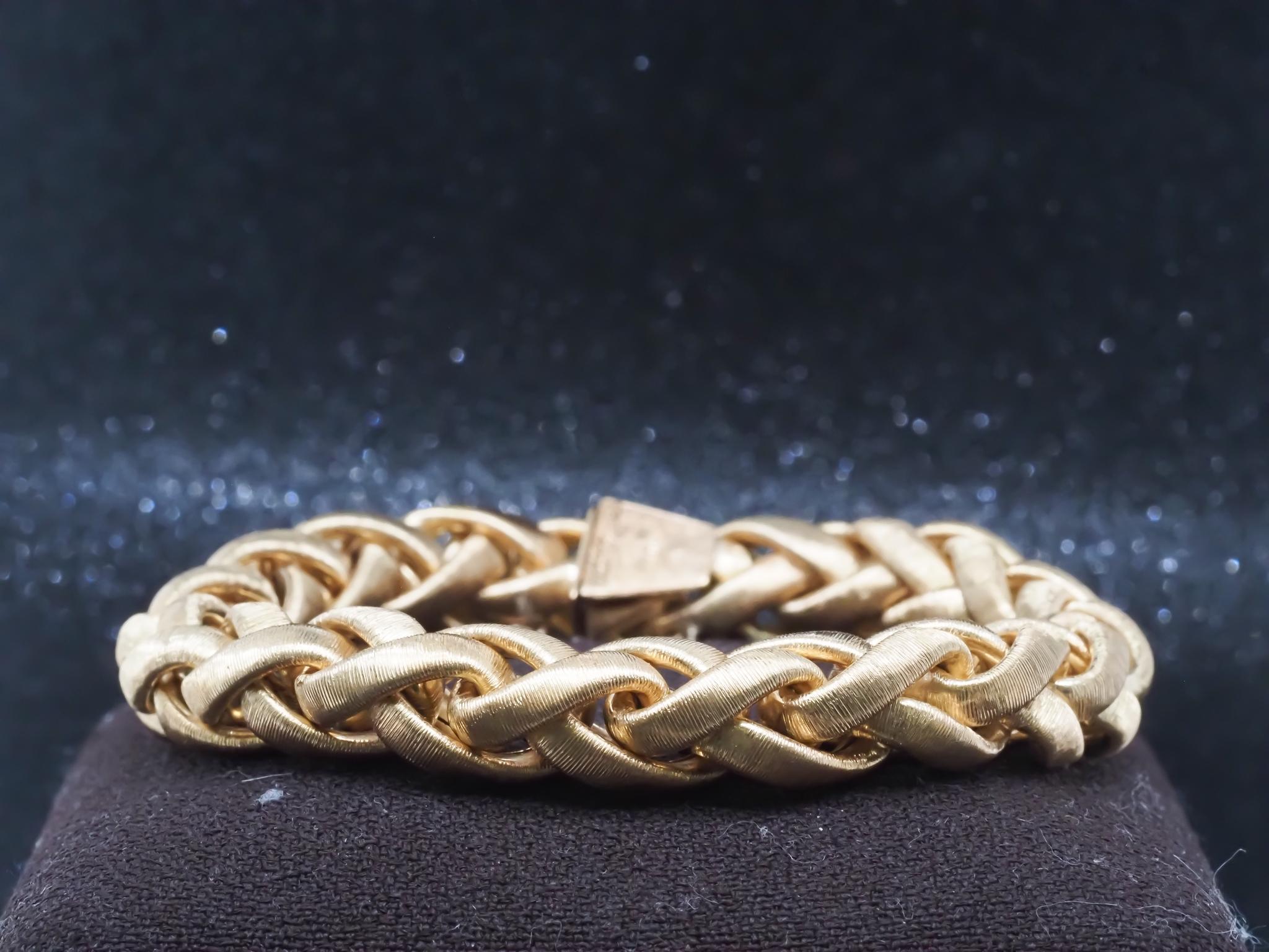 Vintage A&M. BUCCELATTI Bracelet texturé en or jaune 18K - VHK#3b

Détails de l'article :
Année : 1960
Type de métal : Or jaune 18K [poinçonné et testé].
Poids : 49,5 grammes (total des articles)

Signé : M. A&M, ITALIE, 750

Mesure de la longueur