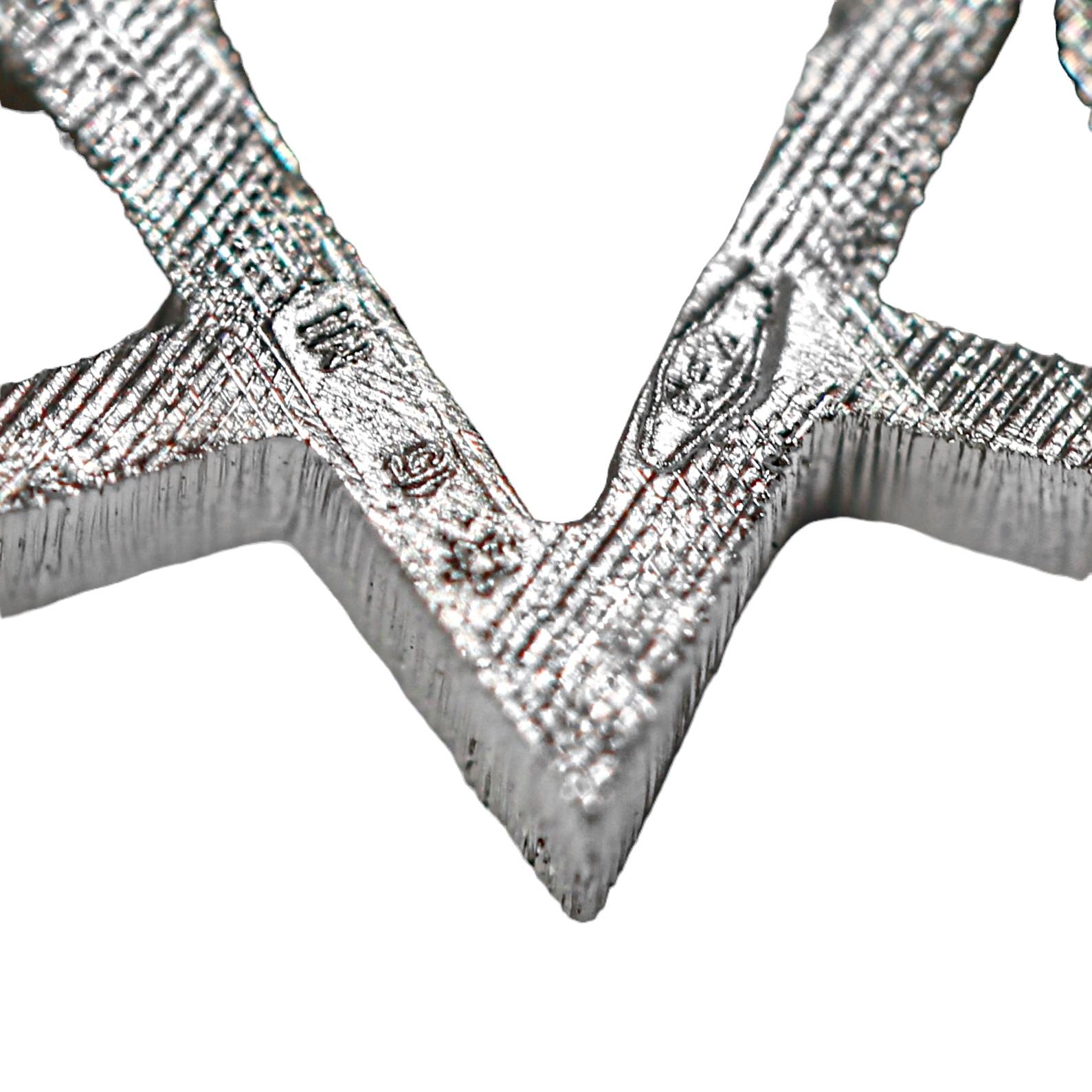 M. Bucellatti croix vintage en or blanc 18 carats sur collier ras du cou en satin avec accessoires en or 18 carats en vente 1
